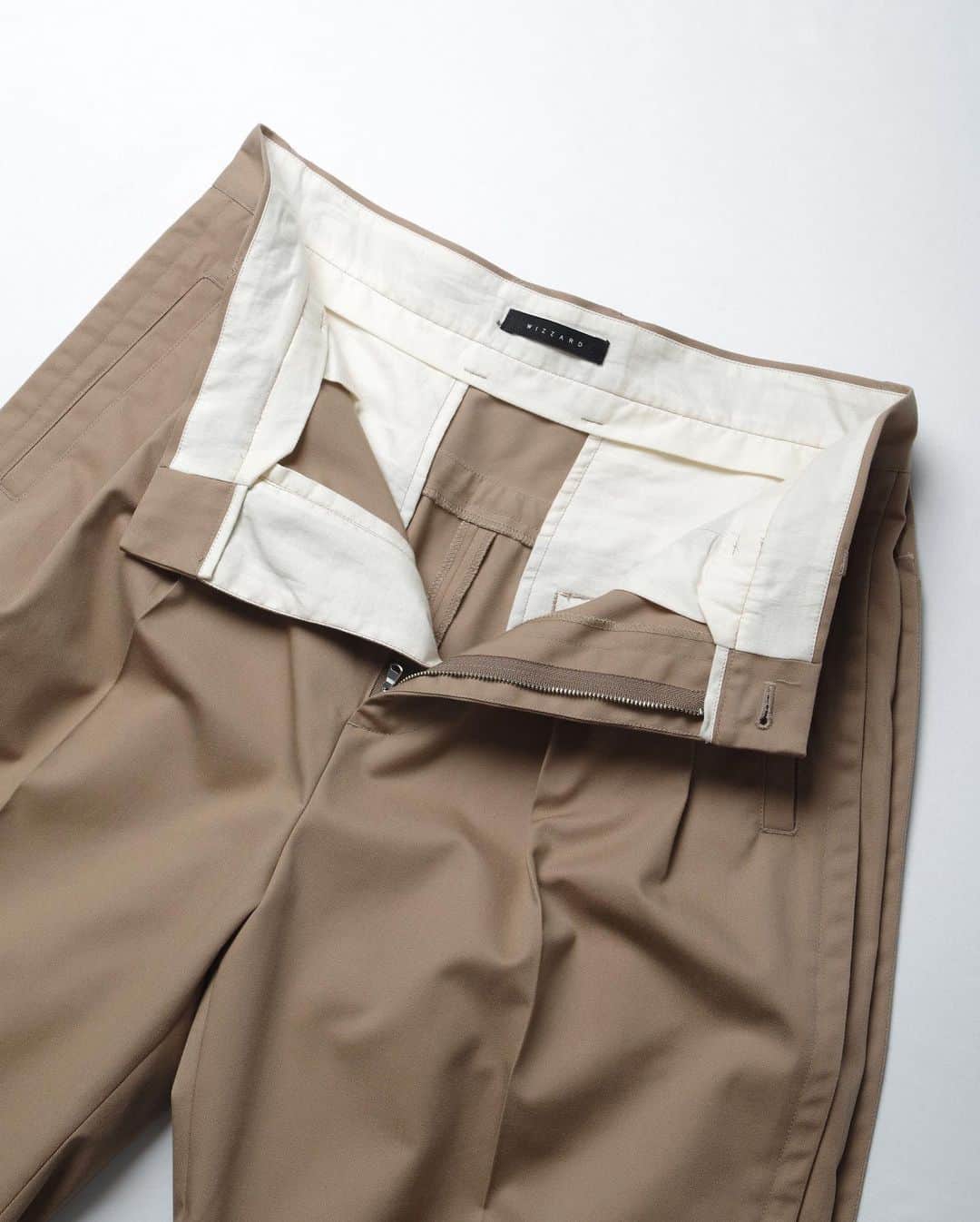 ウィザードさんのインスタグラム写真 - (ウィザードInstagram)「2020 FALL WINTER COLLECTION “Metropolis Noise Laboratories”  BOX PLEATS PANTS  In Stock. https://wizzard.stores.jp/  #wizzard_fac #wizzard #fashion #tokyofashion #streetfashion #designersbrand #domesticbrand #mensfashion #2020AW #メンズファッション #ファッションブランド #ウィザード #ワイドパンツ  #チノパン  #デザインパンツ」10月22日 18時36分 - wizzard_fac