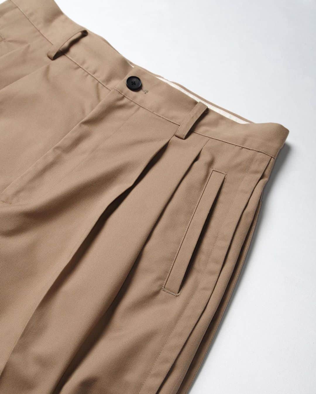 ウィザードさんのインスタグラム写真 - (ウィザードInstagram)「2020 FALL WINTER COLLECTION “Metropolis Noise Laboratories”  BOX PLEATS PANTS  In Stock. https://wizzard.stores.jp/  #wizzard_fac #wizzard #fashion #tokyofashion #streetfashion #designersbrand #domesticbrand #mensfashion #2020AW #メンズファッション #ファッションブランド #ウィザード #ワイドパンツ  #チノパン  #デザインパンツ」10月22日 18時36分 - wizzard_fac