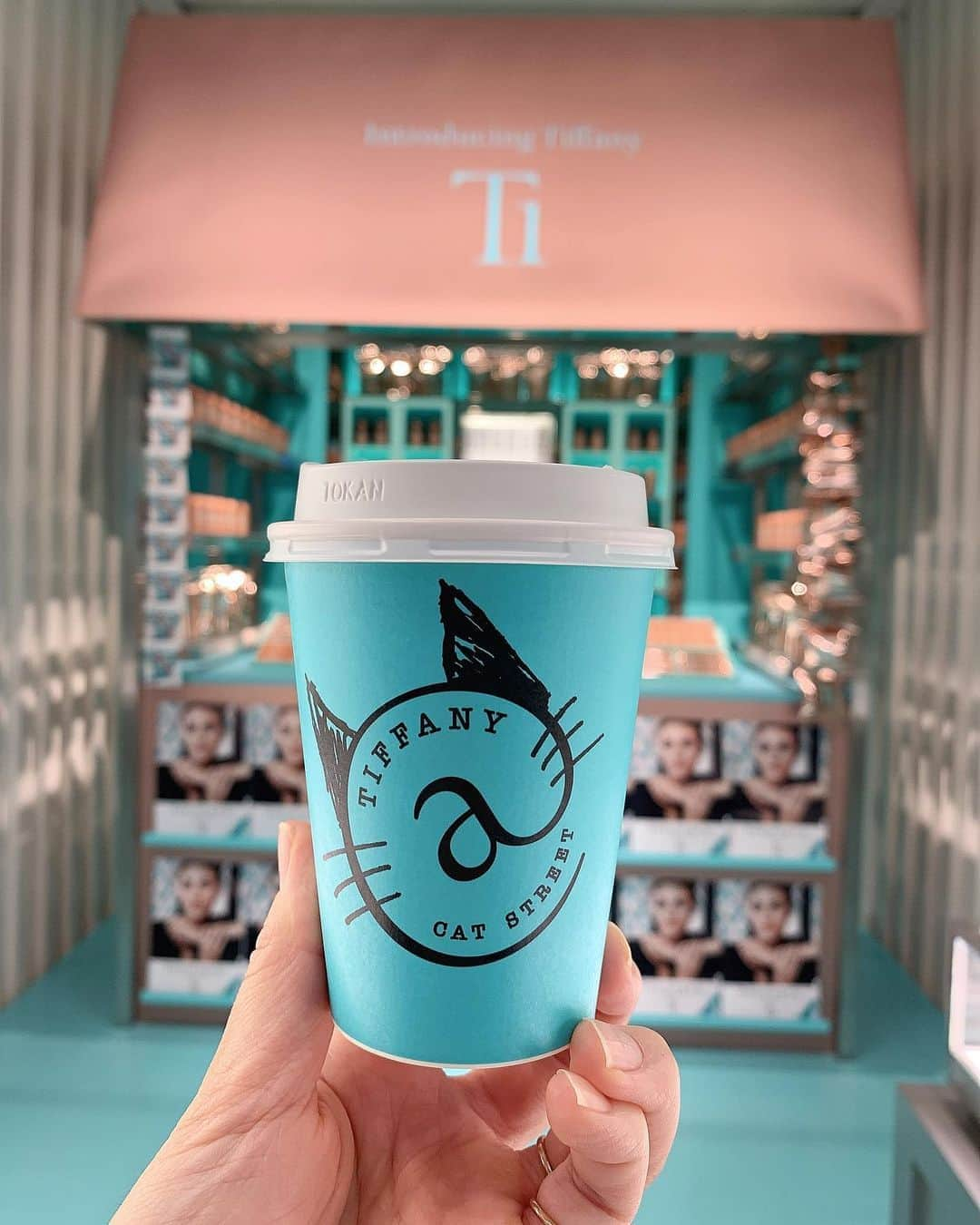 Miku Hirata 平田未来さんのインスタグラム写真 - (Miku Hirata 平田未来Instagram)「#tiffanycafe (@tiffanyandco )のテイクアウト💠💍 コーヒーが飲みたくなることが多くこの日も♡  インスタ映えするジュエリーボックスでもまた撮りました💎後日投稿したいな💖  #tiffany #tiffanyblue #ティファニーカフェ #ティファニーブルー #ティファニーカラー  #表参道カフェ巡り #表参道テイクアウト #表参道コーヒー #キャットストリートカフェ #catstreetcafe #コーヒー巡り #テイクアウトコーヒー」10月22日 18時45分 - miku.hirata