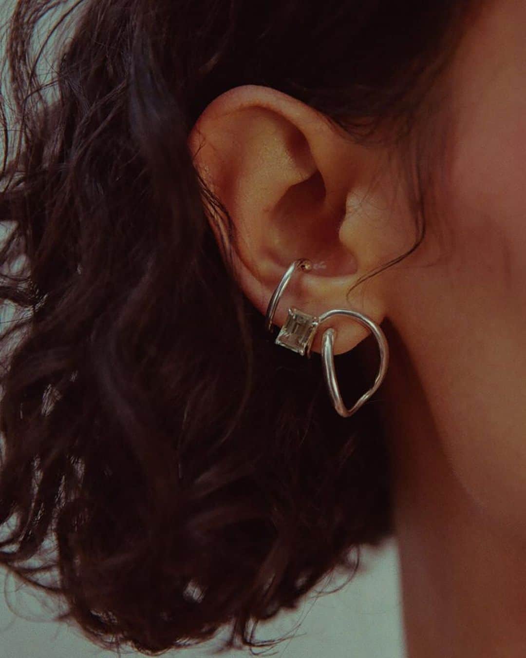 Sisterさんのインスタグラム写真 - (SisterInstagram)「-FARIS Now on sale-  CURSIVE Gem(LEFT)/Sterling Silver ¥22,500 (+tax)  JUXTA Ear Cuff/Sterling Silver ¥17,500 (+tax)  We began to order in easy way for oversea customers. Please check it. https://sister-tokyo.com  #faris #sister_tokyo #farisjewelry #accessory」10月22日 18時46分 - sister_tokyo