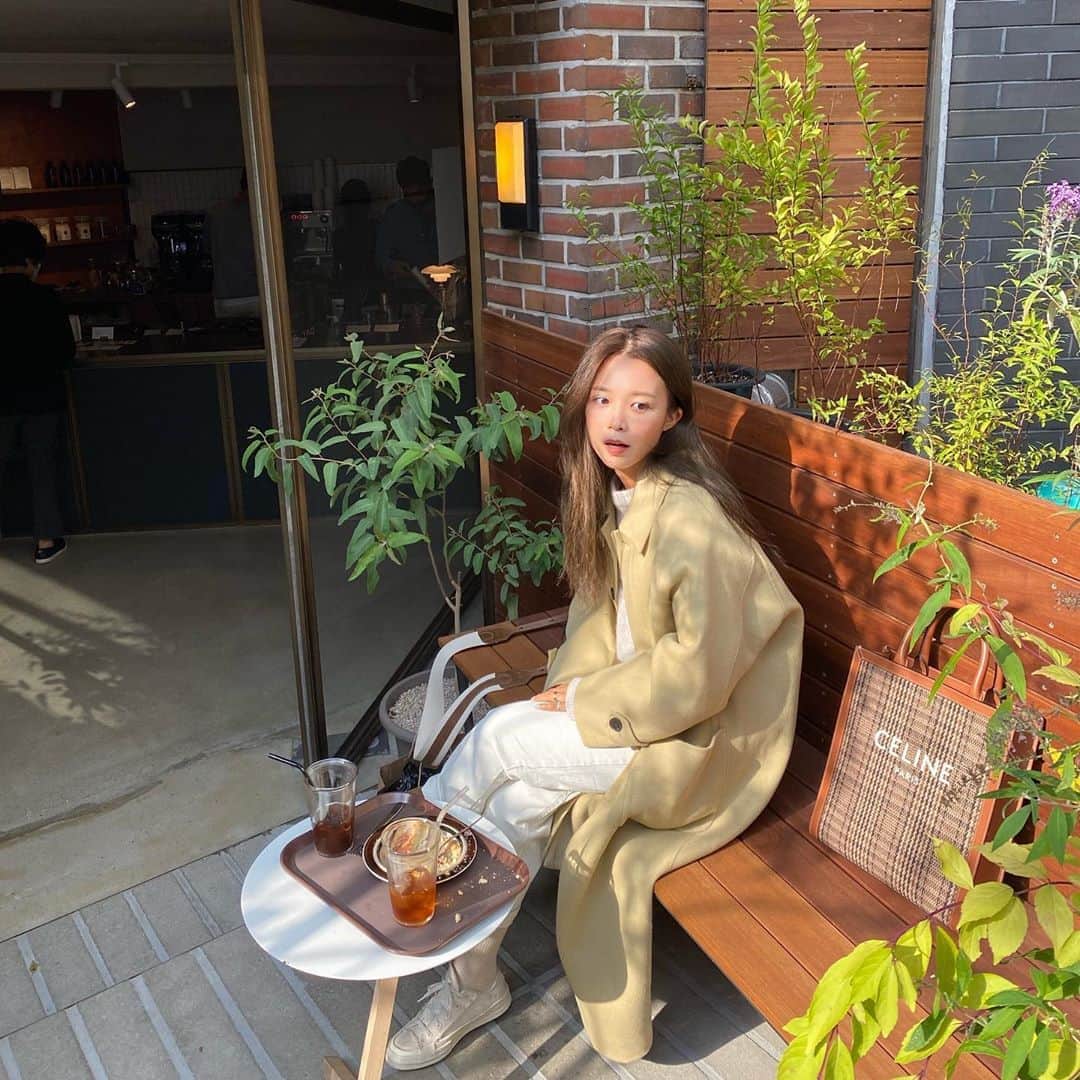キム・ダヘのインスタグラム：「햇살이 예뻐서 보정 하나도 안한사진 💛 핸드메이드코트 베이지는 밖에서 햇빛받으면 옐로우같아요 미리보기 내일 올릴게요오!!! 아 그리고 요기 커피맛집 #데이로우#한남동카페」