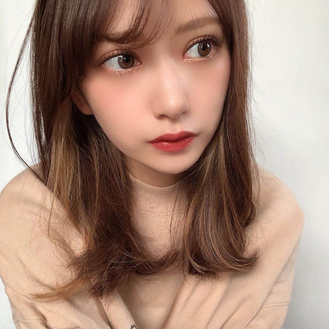 桑島 夢さんのインスタグラム写真 - (桑島 夢Instagram)「. . 𝐂𝐡𝐮'𝐬 𝐦𝐞 @chusme_official ☑︎𝐂𝐇𝐎𝐂𝐎 𝐁𝐑𝐎𝐖𝐍 ☑︎𝐇𝐎𝐍𝐄𝐘 𝐁𝐄𝐈𝐆𝐄 ☑︎𝐏𝐄𝐀𝐂𝐇 𝐁𝐑𝐎𝐖𝐍 . DIA 14.2mm BC 8.5mm 着色直径　13.5mm . 新色3カラーを着けてみたよ🥺💗 Chu's meのカラコン初めてなんだけど、 これ、、本当にあざと可愛い、、、😳 ふんわりとした柔らかいフチだけど 発色がしっかりしていて、ナチュラルに盛れる！ うるうるのちゅるんとした瞳になれるよ🥺💗 あと付けてみると新色3つとも全く違った印象で メイクやその日の気分で変えてみるのも楽しいな〜って思った！ 私はピーチブラウンがさりげないピンクのカラーで可愛くて使いやすくて好き〜🍑💓 どのカラーが好きかな？☺️ . #chusme#チューズミー#ゆうこす さん #カラコン#モテカラコン#チョコブラウン#ハニーベージュ#ピーチブラウン#make#eyemake#アイメイク#ナチュラルカラコン#カラコンレポ#カラコンレビュー」10月22日 18時57分 - yumepi23