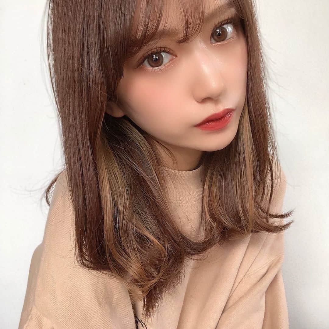 桑島 夢さんのインスタグラム写真 - (桑島 夢Instagram)「. . 𝐂𝐡𝐮'𝐬 𝐦𝐞 @chusme_official ☑︎𝐂𝐇𝐎𝐂𝐎 𝐁𝐑𝐎𝐖𝐍 ☑︎𝐇𝐎𝐍𝐄𝐘 𝐁𝐄𝐈𝐆𝐄 ☑︎𝐏𝐄𝐀𝐂𝐇 𝐁𝐑𝐎𝐖𝐍 . DIA 14.2mm BC 8.5mm 着色直径　13.5mm . 新色3カラーを着けてみたよ🥺💗 Chu's meのカラコン初めてなんだけど、 これ、、本当にあざと可愛い、、、😳 ふんわりとした柔らかいフチだけど 発色がしっかりしていて、ナチュラルに盛れる！ うるうるのちゅるんとした瞳になれるよ🥺💗 あと付けてみると新色3つとも全く違った印象で メイクやその日の気分で変えてみるのも楽しいな〜って思った！ 私はピーチブラウンがさりげないピンクのカラーで可愛くて使いやすくて好き〜🍑💓 どのカラーが好きかな？☺️ . #chusme#チューズミー#ゆうこす さん #カラコン#モテカラコン#チョコブラウン#ハニーベージュ#ピーチブラウン#make#eyemake#アイメイク#ナチュラルカラコン#カラコンレポ#カラコンレビュー」10月22日 18時57分 - yumepi23