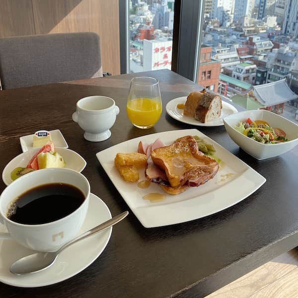 isutaさんのインスタグラム写真 - (isutaInstagram)「大人の隠れ家、やっと見つけた♡﻿ スカイツリーも満喫できる「ザ・ゲートホテル 雷門」で浅草観光を楽しんで◎﻿ ﻿ ﻿ “映える”ホテルよりも、心地よさを選びたい。﻿ ﻿ ﻿ 今までは食事にあまりこだわっていなかったけれど、たまにはすてきなレストランで大人な経験をしてみたい。﻿ ﻿ ﻿ そんな人にぴったりの大人の隠れ家が、東京・浅草にあるのをご存知でしたか？﻿ ﻿ ﻿ 浅草の観光名所・雷門からもほど近い「ザ・ゲートホテル 雷門」は、大人女子がハマってしまうこと間違いなしの魅力的なポイントがたくさん詰まっているホテルなんです♡﻿ ﻿ ﻿ 気になる詳細は、 @isuta_jp トップのURLから記事をチェックしてみてください♩﻿ ﻿ ﻿ 【ザ・ゲートホテル 雷門】﻿ 住所：〒111-0034﻿ 東京都台東区雷門2-16-11﻿ 電話番号：03-5826-3877﻿ ﻿ ﻿ #isuta #イスタ #isutapic﻿ #isutahotel #ホテル巡り #おしゃれホテル﻿ #ホテルスタグラム #isuta_trip #isutacafe ﻿ #カフェ巡り #ホテル泊 #女子旅 #記念日旅行 ﻿ #カフェスタグラム #東京旅行 #東京カフェ ﻿ #東京カフェ巡り #ホテルスタグラム #東京ホテル ﻿ #東京観光 #cafe #hotel #ザゲートホテル雷門﻿ #hotelstagram #ホテル #ホテル好き﻿ #お洒落な人と繋がりたい #ホテル﻿ #旅行好きな人と繋がりたい」10月22日 18時50分 - isuta_jp
