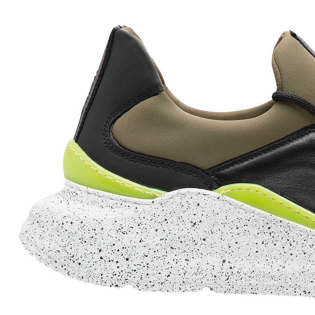 アテストーニさんのインスタグラム写真 - (アテストーニInstagram)「Do you need extra energy to boost your fall-winter season? Seize on the power of A.Testoni running sneakers – Recollect some summer slivers in a touch of lime color.  #journeythroughtime #atestoni #fw20 #active #madeinitaly #urbanallure #activestyle #craftsmanship #italianshoes #runningsneakers #leathersneakers #leathershoes #neoprene #menfashion」10月22日 18時50分 - testoniofficial