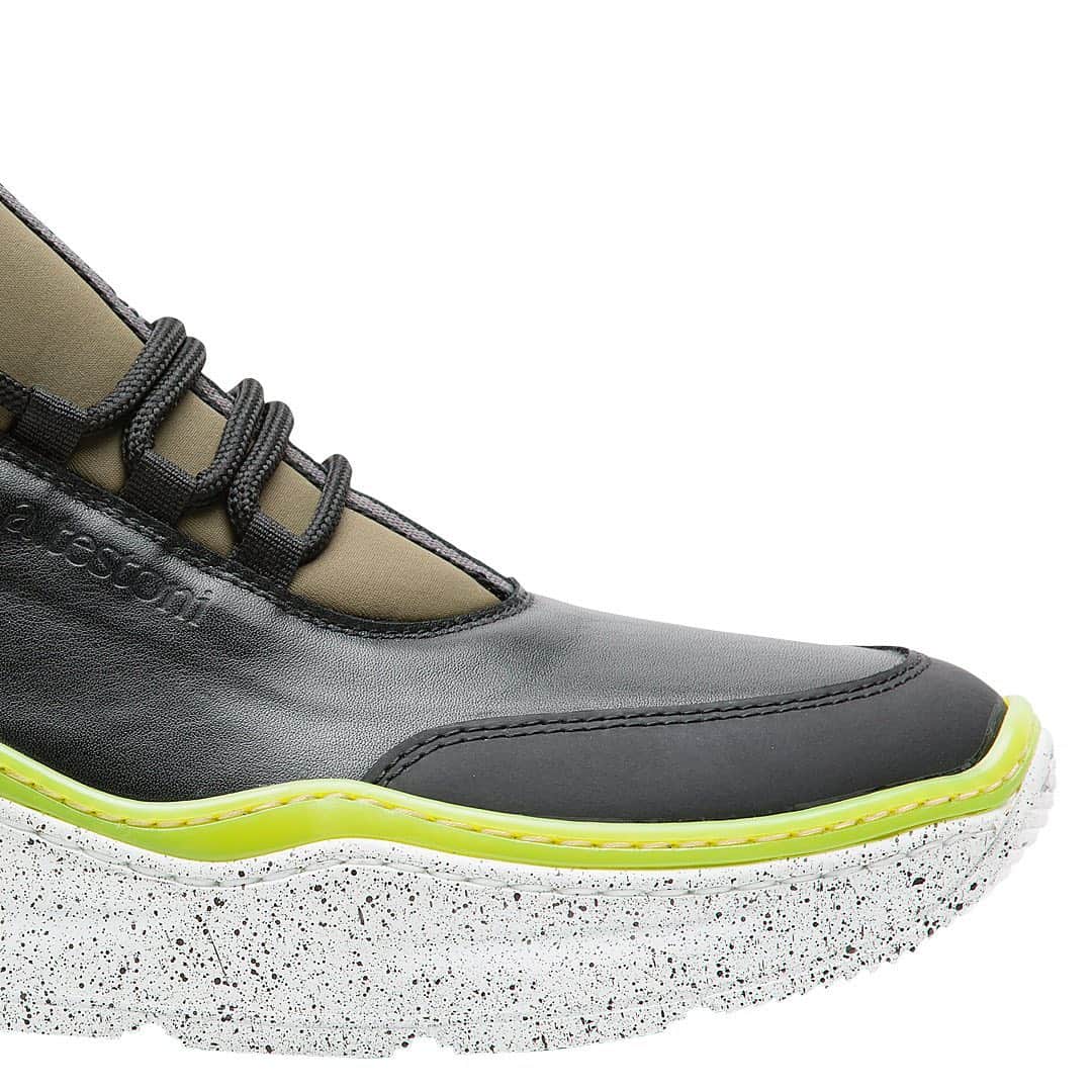 アテストーニさんのインスタグラム写真 - (アテストーニInstagram)「Do you need extra energy to boost your fall-winter season? Seize on the power of A.Testoni running sneakers – Recollect some summer slivers in a touch of lime color.  #journeythroughtime #atestoni #fw20 #active #madeinitaly #urbanallure #activestyle #craftsmanship #italianshoes #runningsneakers #leathersneakers #leathershoes #neoprene #menfashion」10月22日 18時50分 - testoniofficial