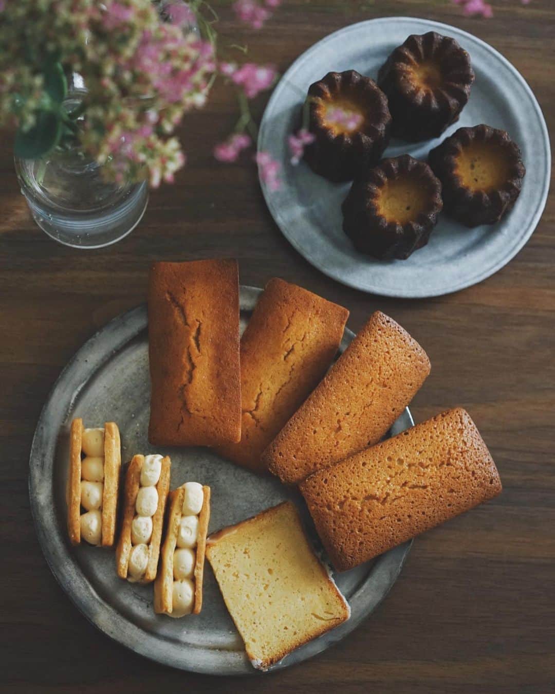 あまいものさんのインスタグラム写真 - (あまいものInstagram)「ミルフィーユがずっと食べてみたかった @millefeuille_yuma_ishizaki さんがお菓子ボックスを届けてるということで頼んでみたよ🥺♡ 大体4人分で16個も入ってた😳 . カヌレ×4 フィナンシェ×2 ピスタチオフィナンシェ×2 ラムレーズンバターサンド×3 シトロン×1 チーズケーキ×2 ショコラテリーヌ×2 どれもおいしくて食べるの迷った🙈  時期によって内容と価格は変わるのでインスタでチェックしてみてね🐈 . . . SHOP ⇨  @millefeuille_yuma_ishizaki  FOOD ⇨ #お菓子ボックス PRICE ⇨ 4000円(税込/送料込) . .  . . #東京カフェ #カフェ部 #カフェ好きな人と繋がりたい #コーヒーのある暮らし #コーヒー好きな人と繋がりたい #珈琲好きな人と繋がりたい #カフェスタグラム #카페 #ひとりカフェ #ひとり時間  #甘党女子 #genic_cafe #retrip_cafe #cafestagram #カフェ散歩 #カフェパト #cafefood #カフェ巡り好きな人と繋がりたい #hanakogram #おもたせ #おとりよせ #triproud_foodie」10月22日 18時51分 - amaimonochannel