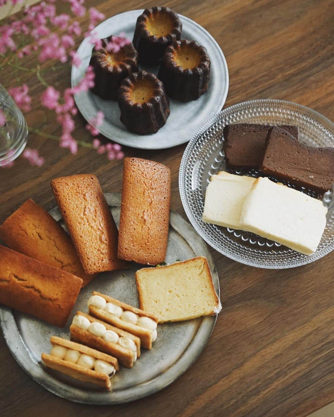 あまいものさんのインスタグラム写真 - (あまいものInstagram)「ミルフィーユがずっと食べてみたかった @millefeuille_yuma_ishizaki さんがお菓子ボックスを届けてるということで頼んでみたよ🥺♡ 大体4人分で16個も入ってた😳 . カヌレ×4 フィナンシェ×2 ピスタチオフィナンシェ×2 ラムレーズンバターサンド×3 シトロン×1 チーズケーキ×2 ショコラテリーヌ×2 どれもおいしくて食べるの迷った🙈  時期によって内容と価格は変わるのでインスタでチェックしてみてね🐈 . . . SHOP ⇨  @millefeuille_yuma_ishizaki  FOOD ⇨ #お菓子ボックス PRICE ⇨ 4000円(税込/送料込) . .  . . #東京カフェ #カフェ部 #カフェ好きな人と繋がりたい #コーヒーのある暮らし #コーヒー好きな人と繋がりたい #珈琲好きな人と繋がりたい #カフェスタグラム #카페 #ひとりカフェ #ひとり時間  #甘党女子 #genic_cafe #retrip_cafe #cafestagram #カフェ散歩 #カフェパト #cafefood #カフェ巡り好きな人と繋がりたい #hanakogram #おもたせ #おとりよせ #triproud_foodie」10月22日 18時51分 - amaimonochannel