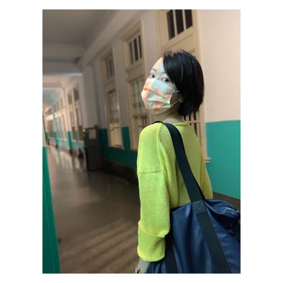 煌月爽矢さんのインスタグラム写真 - (煌月爽矢Instagram)「.﻿ .﻿ 【學校xue xiaoと私】﻿ ﻿ ﻿ ﻿ 台灣有很多可愛的口罩﻿ ﻿ 這個黃色和橘色的我最喜歡﻿ ﻿ 現在按照學校的規定上課的時候要戴口罩﻿ ﻿ 口罩也變成一種的穿著😂﻿ ﻿ ﻿ ﻿ #台湾﻿ #台湾生活﻿ #台湾マスク﻿ #可愛い柄が一杯﻿ #私はこの黄色とオレンジのが一番好き﻿ #日本はすっかり寒くなったと聞きました﻿ #そして思い掛けず台湾も割と寒いです」10月22日 18時57分 - nakahara.yuuki