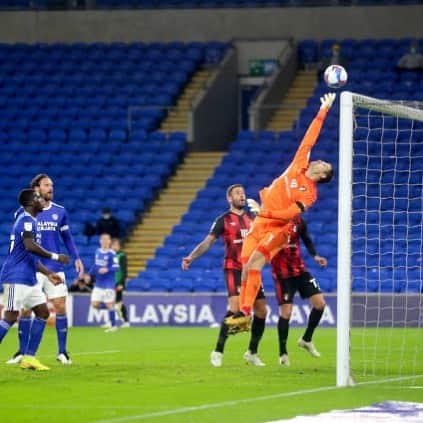 アスミル・ベゴヴィッチさんのインスタグラム写真 - (アスミル・ベゴヴィッチInstagram)「Another good point on the road last night. On to Saturday! @officialafcb @ab1gk 🧤🆎⚽️🍒」10月22日 18時53分 - asmir1