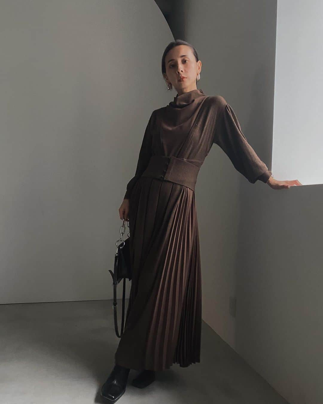 黒石奈央子さんのインスタグラム写真 - (黒石奈央子Instagram)「アメリふく。 . . .  SIDE PLEATS KNIT DRESS ¥20000 10/23 . . ニットにプリーツをかけて作ったオシャアイテム。  @ameri_shinjuku @amerivintage @ameri_daikanyama @ameri.shinsaibashi #ameri#amerivintage #fashion #vintagefashion #coordinate#ootd#outfit#osanposnap #705_outfit #大人ファッション #大人コーディネート #大人スタイル #modestyle #modefashion#modecasual」10月22日 18時53分 - blackstone705