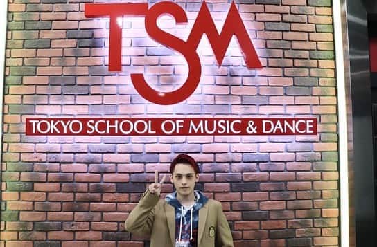 Tokyo School of Music&danceさんのインスタグラム写真 - (Tokyo School of Music&danceInstagram)「* * TSMの校舎がMVのロケ場所として 使われました！👏🏻👏🏻 (実際にロケにきた際に、 TSMのロゴをバックに 写真を撮らせていただきました🥺💫) * AAAのメンバーである SKY-HIさんが設立した会社 「BMSG」からメジャーデビューした Novel Core( @iamnovelcore )さんのシングルの MV(ミュージックビデオ)が 公開されました！📸🌟 * このMVのロケ場所として、 屋上、7階の703号室、 学校のエントランスが使われています😳👀✨ * まだ学校に来たことがない人も、 少しではありますが、 学校がどんなところか ちょっと覗き見できます💭💭 * ぜひご覧ください☺️💡 (B-ME公式YouTubeチャンネルで ご覧いただけます) * * #20201022 #TSM #tsm西葛西 #tsm西葛西校 #東京スクールオブミュージックandダンス専門学校 #tokyoschoolofmusicanddance #音楽 #ダンス #俳優 #声優 #エンタメ #エンターテイメント #専門学校 #music #dance #actor #actress #voiceactor #voiceactress #entertainment #entertainer #school #novelcore #MV #artist #musicvideo #video #movie #AAA #sky_hi」10月22日 18時53分 - tsm_musicdance