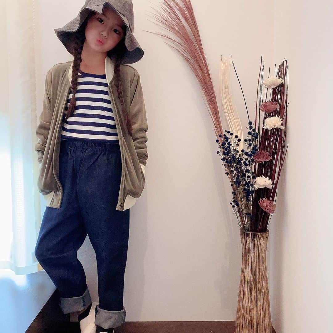 ♡KAO♡さんのインスタグラム写真 - (♡KAO♡Instagram)「： ： すぐsizeoutしちゃう子ども達のお洋服や小物 みんなはどうしてるのかな？ 私は買取も利用させてもらってるのが ▹▸ @carryon_official ♡♡  まとめて売れてそのポイントで買い物も出来ちゃうのが魅力❤ 毎月コーデコンテストやってるのも楽しいよ🎶 ： ： 今回はそんな @carryon_official で揃えたコーデ♥ #おりんコーデ #rinchancode ♡♡♡  ※パンツはGU店舗での購入品です！ pants▹▸ @gu_for_all_ #シェフパンツ が良すぎてデニムを買い足し❤ ： ： ボーダートップス▹▸ #GAP 新品  990yen アウター▹▸ #apreslescours 新品 1500yen hat▹▸ #FITH 古着 500yen 新品もお安くあるのがまた魅力(*˘︶˘*).｡.:*♡  ■20%OFFクーポンあるので良かったらお使い下さい♥ クーポンコード 【invite20】  クーポン使ったらめちゃくちゃ安くてきっとビックリよ😂 まだ#キャリーオン 見たことない方見に行ってみて♡ 人気ブランド多いし、楽しくて多分寝不足になるよww ： ： ： ： ： ： ： #ig_kidsfashion #kidsfashion #親バカ #ig_oyabakabu #親バカ部 #娘 #6歳 #女の子 #インスタキッズ #ig_kids #プチプラ #gu_for_all #GUstyle #gukids  #gu #guコー#gu秋コーデ2020 #みんなのguコーデ」10月22日 19時04分 - o0.don_tama.0o