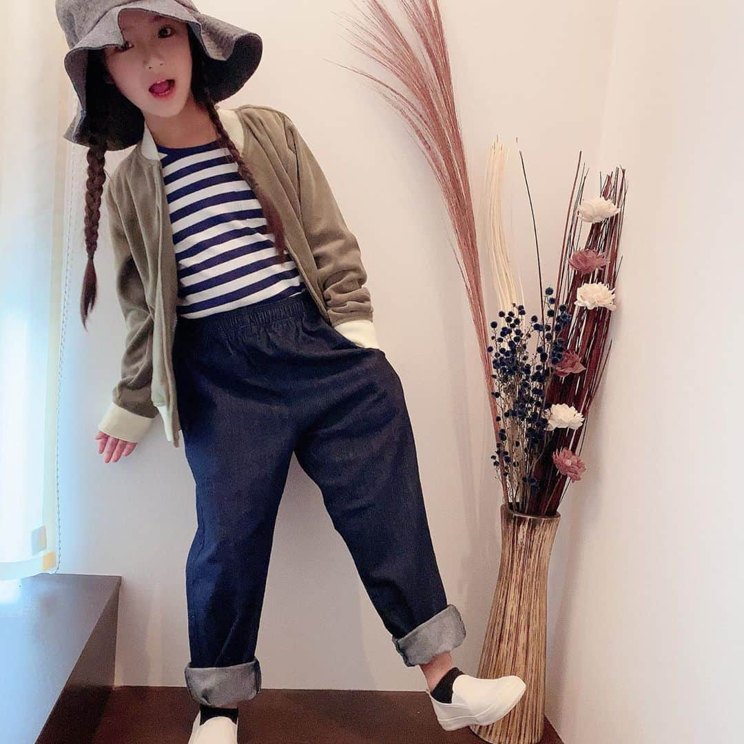 ♡KAO♡さんのインスタグラム写真 - (♡KAO♡Instagram)「： ： すぐsizeoutしちゃう子ども達のお洋服や小物 みんなはどうしてるのかな？ 私は買取も利用させてもらってるのが ▹▸ @carryon_official ♡♡  まとめて売れてそのポイントで買い物も出来ちゃうのが魅力❤ 毎月コーデコンテストやってるのも楽しいよ🎶 ： ： 今回はそんな @carryon_official で揃えたコーデ♥ #おりんコーデ #rinchancode ♡♡♡  ※パンツはGU店舗での購入品です！ pants▹▸ @gu_for_all_ #シェフパンツ が良すぎてデニムを買い足し❤ ： ： ボーダートップス▹▸ #GAP 新品  990yen アウター▹▸ #apreslescours 新品 1500yen hat▹▸ #FITH 古着 500yen 新品もお安くあるのがまた魅力(*˘︶˘*).｡.:*♡  ■20%OFFクーポンあるので良かったらお使い下さい♥ クーポンコード 【invite20】  クーポン使ったらめちゃくちゃ安くてきっとビックリよ😂 まだ#キャリーオン 見たことない方見に行ってみて♡ 人気ブランド多いし、楽しくて多分寝不足になるよww ： ： ： ： ： ： ： #ig_kidsfashion #kidsfashion #親バカ #ig_oyabakabu #親バカ部 #娘 #6歳 #女の子 #インスタキッズ #ig_kids #プチプラ #gu_for_all #GUstyle #gukids  #gu #guコー#gu秋コーデ2020 #みんなのguコーデ」10月22日 19時04分 - o0.don_tama.0o