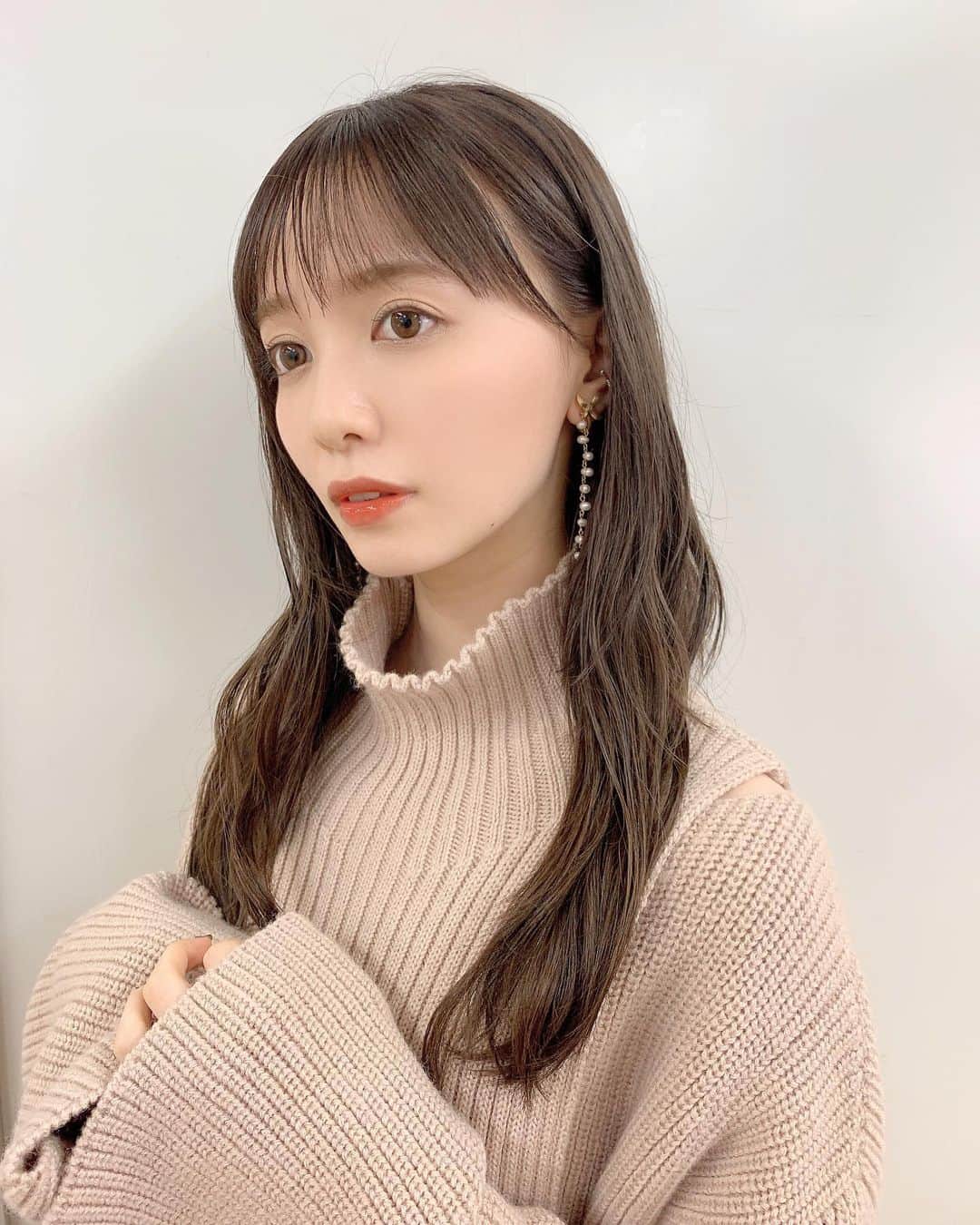 山根千佳さんのインスタグラム写真 - (山根千佳Instagram)「. . 全身！！！！ タグつけてます🧸 質問コーナー沢山ありがとう💌 . 今夜はグリーンch23:00〜 「トレセンまるごと情報局」OA！ 菊花賞の情報たっぷりです！！！ . そして今夜24時頃に 嬉しい告知があります🙆‍♂️ . . #stri #naturalijewelry #収録 #ナチュラリジュエリ #衣装 #ootd #earrings #earring #earringstyle  #earringshop #earcuff #earcuffs #イヤリング #イヤーカフ #山根千佳  #instagood #instalike #instalove #instapic  #followｍe #me #unknownjapan #outfit」10月22日 18時58分 - yamane_chika