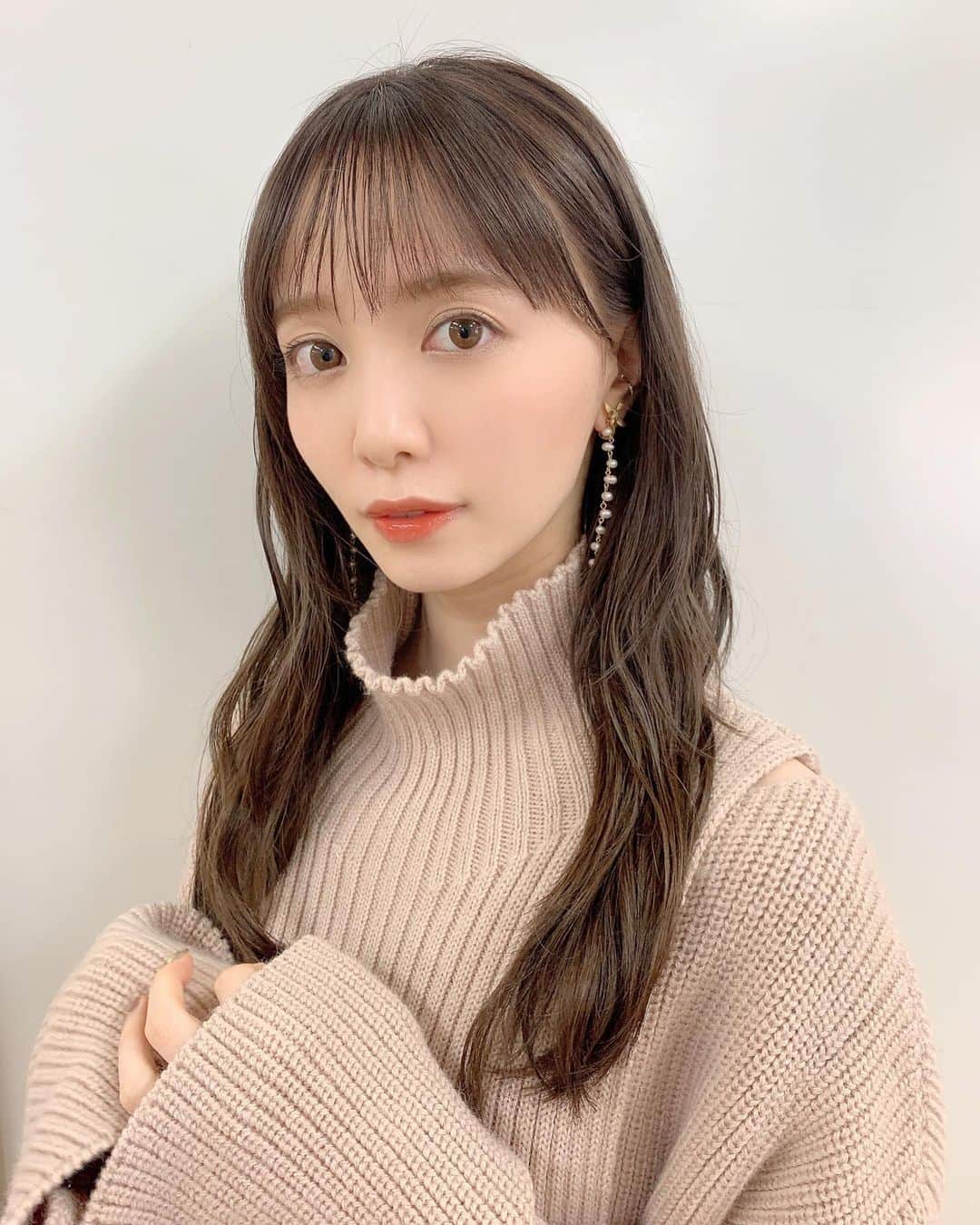 山根千佳さんのインスタグラム写真 - (山根千佳Instagram)「. . 全身！！！！ タグつけてます🧸 質問コーナー沢山ありがとう💌 . 今夜はグリーンch23:00〜 「トレセンまるごと情報局」OA！ 菊花賞の情報たっぷりです！！！ . そして今夜24時頃に 嬉しい告知があります🙆‍♂️ . . #stri #naturalijewelry #収録 #ナチュラリジュエリ #衣装 #ootd #earrings #earring #earringstyle  #earringshop #earcuff #earcuffs #イヤリング #イヤーカフ #山根千佳  #instagood #instalike #instalove #instapic  #followｍe #me #unknownjapan #outfit」10月22日 18時58分 - yamane_chika