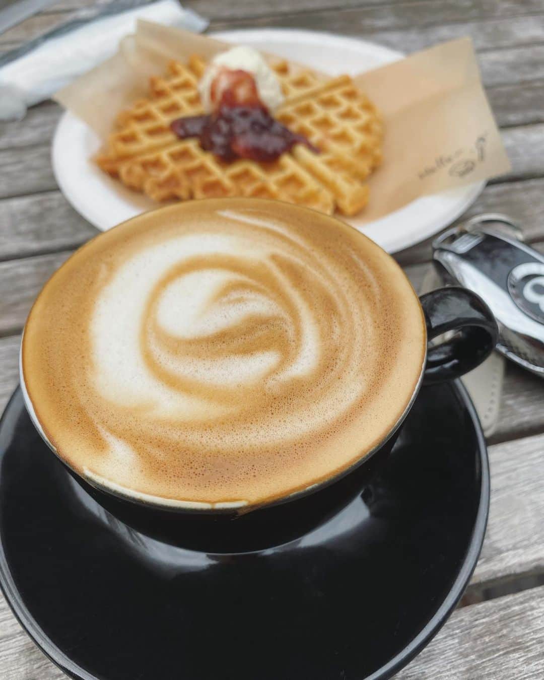 松岡李那さんのインスタグラム写真 - (松岡李那Instagram)「#生　Caffeine addict ☕️☕️☕️ ずーっとコーヒーのみたい ずーっとずっと眠い😴 ・ #すっぴん #日焼け止めのみ #雪肌精の日焼け止め #紫外線は敵です  #お酒もタバコもいらない #コーヒー中毒  #コーヒー中毒者と繋がりたい  #最近はスタバよりディーンアンドデルカ #とか言いながらロンハーマンカフェ #ronharman #sly #throwbysly #deananddeluca  #organiccoffee #caffeine #addicted  #nomakeup #ママコーデ #kiss」10月22日 18時58分 - linahxoxo