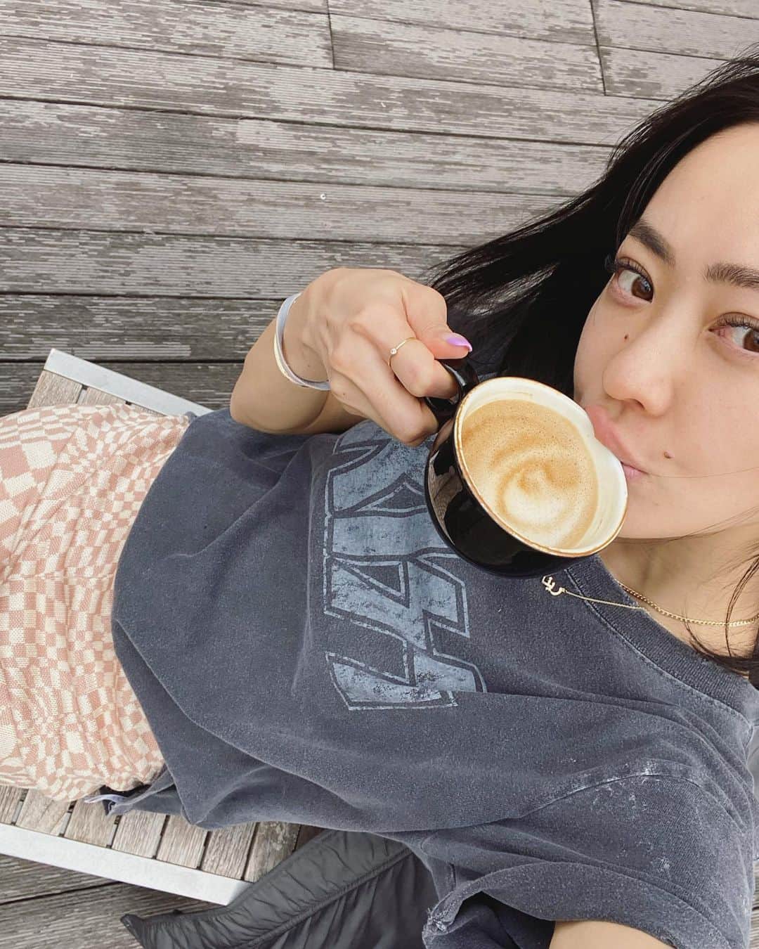 のインスタグラム：「#生　Caffeine addict ☕️☕️☕️ ずーっとコーヒーのみたい ずーっとずっと眠い😴 ・ #すっぴん #日焼け止めのみ #雪肌精の日焼け止め #紫外線は敵です  #お酒もタバコもいらない #コーヒー中毒  #コーヒー中毒者と繋がりたい  #最近はスタバよりディーンアンドデルカ #とか言いながらロンハーマンカフェ #ronharman #sly #throwbysly #deananddeluca  #organiccoffee #caffeine #addicted  #nomakeup #ママコーデ #kiss」