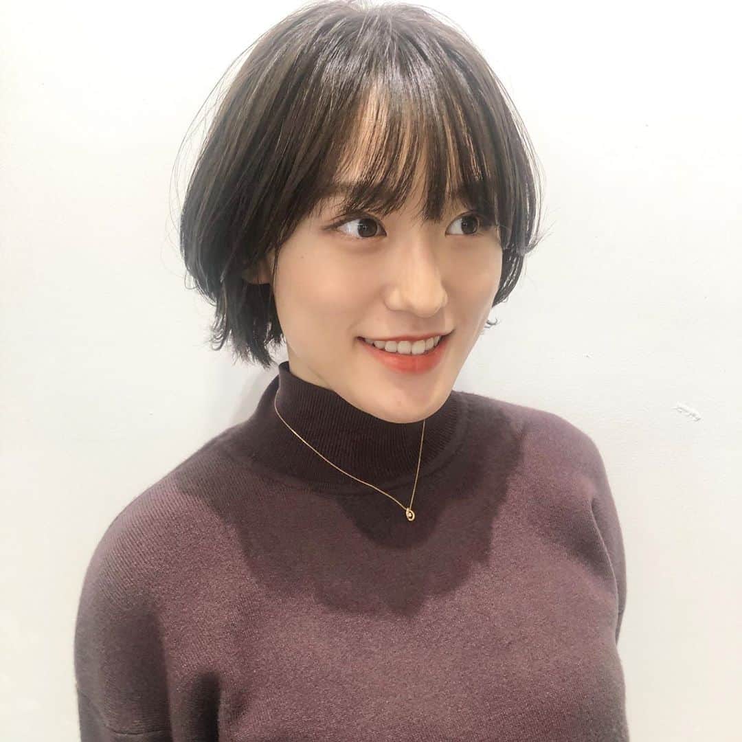 山口柚香さんのインスタグラム写真 - (山口柚香Instagram)「撮影とカラーしてもらいました🤎 . . 結構プリンになってたので、フィナーレ前に染めれて良かった〜！ めちゃくちゃ透明感とツヤが出た、、✨ . ふわふわプードルのストーリー見てくれましたか？ ショートにしてからあまりヘアアレンジが自分でできなかったので新鮮でした🐩☁️ この写真は染めてからの別のアレンジなんですけど、これまた可愛い〜🥺 自分でもやってみます、、！ . . . . . . #サロモ #サロンモデル #サロン撮影 #ショート#ショートヘア#ボブ#ショート女子#ナチュラルメイク #ショートスタイル #サロモ撮影 #ショートボブ #マッシュショート#透明感カラー #グレージュ #グレージュカラー #秋カラー #ブラウンリップ #パーマボブ」10月22日 18時59分 - mizucon2020_no1
