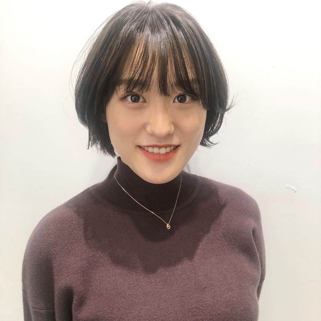 山口柚香さんのインスタグラム写真 - (山口柚香Instagram)「撮影とカラーしてもらいました🤎 . . 結構プリンになってたので、フィナーレ前に染めれて良かった〜！ めちゃくちゃ透明感とツヤが出た、、✨ . ふわふわプードルのストーリー見てくれましたか？ ショートにしてからあまりヘアアレンジが自分でできなかったので新鮮でした🐩☁️ この写真は染めてからの別のアレンジなんですけど、これまた可愛い〜🥺 自分でもやってみます、、！ . . . . . . #サロモ #サロンモデル #サロン撮影 #ショート#ショートヘア#ボブ#ショート女子#ナチュラルメイク #ショートスタイル #サロモ撮影 #ショートボブ #マッシュショート#透明感カラー #グレージュ #グレージュカラー #秋カラー #ブラウンリップ #パーマボブ」10月22日 18時59分 - mizucon2020_no1
