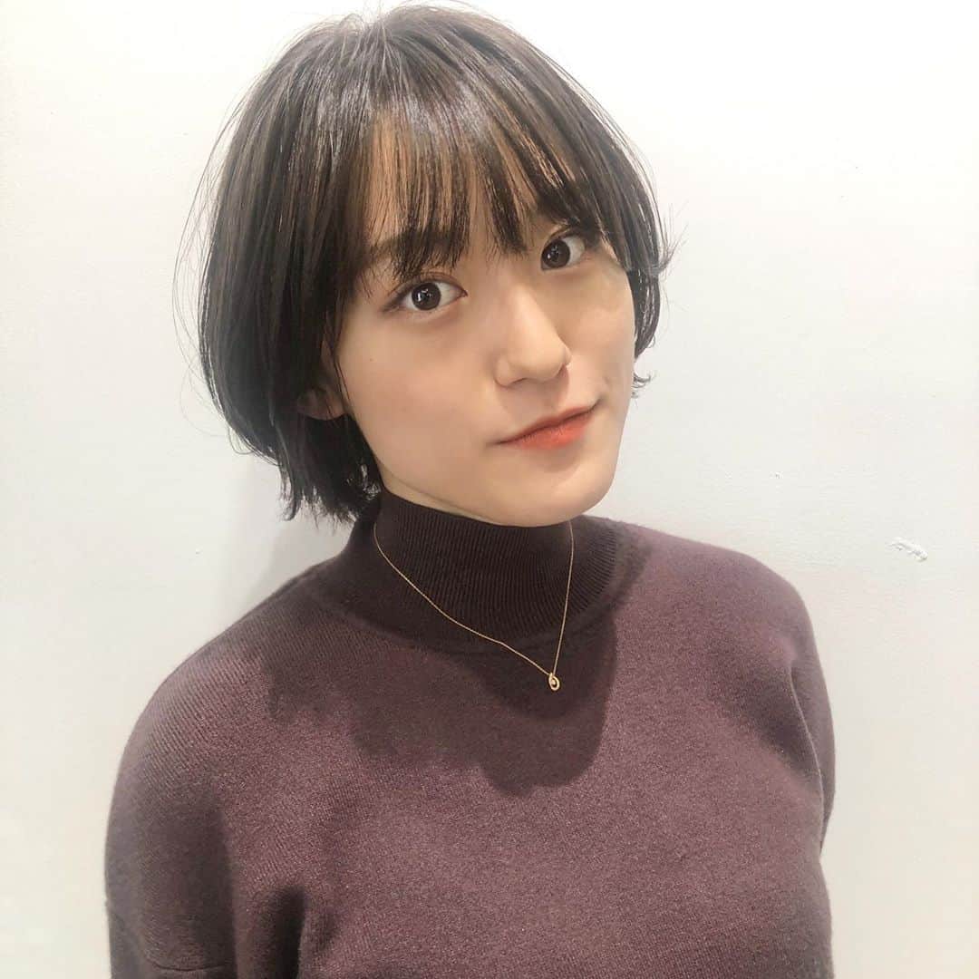 山口柚香さんのインスタグラム写真 - (山口柚香Instagram)「撮影とカラーしてもらいました🤎 . . 結構プリンになってたので、フィナーレ前に染めれて良かった〜！ めちゃくちゃ透明感とツヤが出た、、✨ . ふわふわプードルのストーリー見てくれましたか？ ショートにしてからあまりヘアアレンジが自分でできなかったので新鮮でした🐩☁️ この写真は染めてからの別のアレンジなんですけど、これまた可愛い〜🥺 自分でもやってみます、、！ . . . . . . #サロモ #サロンモデル #サロン撮影 #ショート#ショートヘア#ボブ#ショート女子#ナチュラルメイク #ショートスタイル #サロモ撮影 #ショートボブ #マッシュショート#透明感カラー #グレージュ #グレージュカラー #秋カラー #ブラウンリップ #パーマボブ」10月22日 18時59分 - mizucon2020_no1