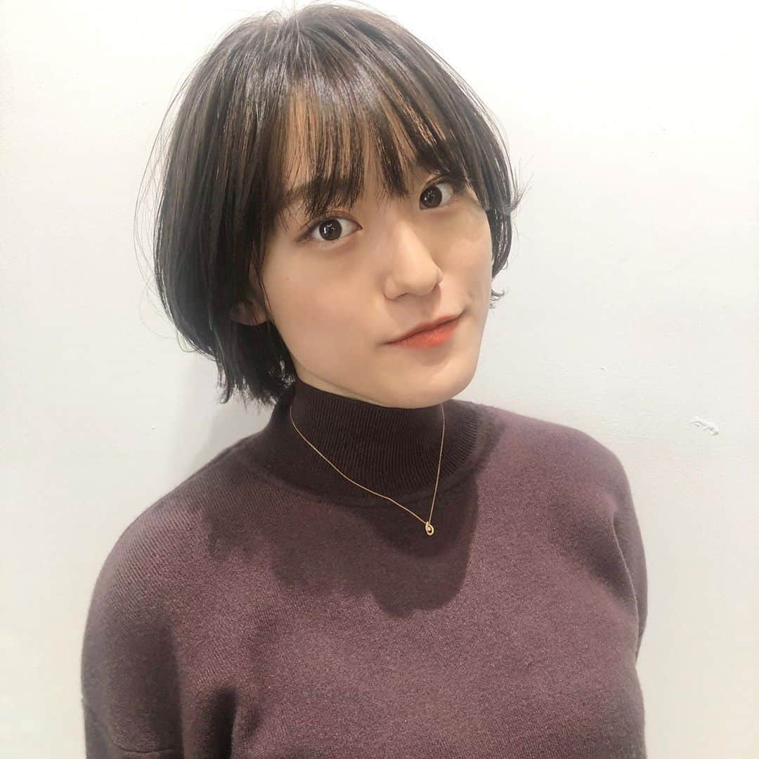 山口柚香のインスタグラム：「撮影とカラーしてもらいました🤎 . . 結構プリンになってたので、フィナーレ前に染めれて良かった〜！ めちゃくちゃ透明感とツヤが出た、、✨ . ふわふわプードルのストーリー見てくれましたか？ ショートにしてからあまりヘアアレンジが自分でできなかったので新鮮でした🐩☁️ この写真は染めてからの別のアレンジなんですけど、これまた可愛い〜🥺 自分でもやってみます、、！ . . . . . . #サロモ #サロンモデル #サロン撮影 #ショート#ショートヘア#ボブ#ショート女子#ナチュラルメイク #ショートスタイル #サロモ撮影 #ショートボブ #マッシュショート#透明感カラー #グレージュ #グレージュカラー #秋カラー #ブラウンリップ #パーマボブ」