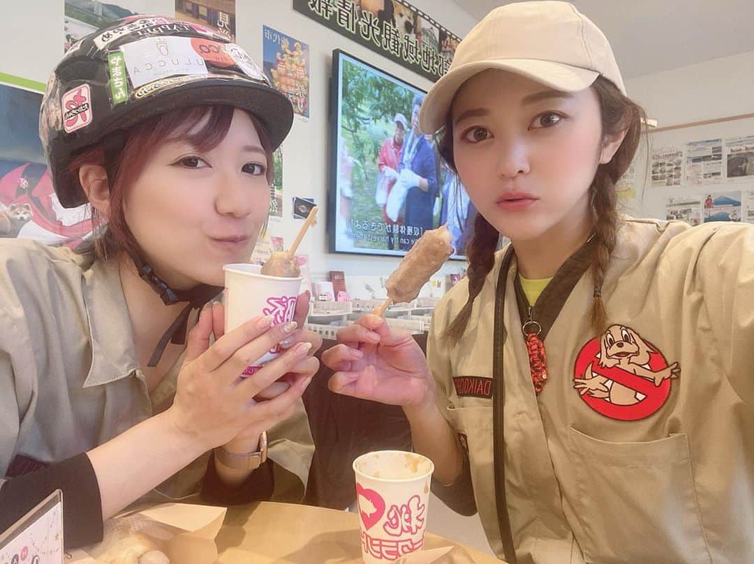 三上玲奈のインスタグラム：「秋田には結構長く居まして、何を食べても美味しかった❤️  こちらはこの旅初めての道の駅‼️ で食べた　#ぶたんぽ　と3年連続金賞受賞のメンチカツ🙆‍♀️  美味しすぎてメンチカツバーガーも食べた。  旅が長引いて資金が危なくなってきた頃、皆さんのご支援により、私がぶたんぽになりそうです🐖❤️  こんな思いつきの無謀な旅を応援してくれてありがとうございます😭  夜道も坂道も車にぶつかりそうな道もキツいですがあと少し頑張ります‼️‼️‼️‼️  #チャリで来た #by渋谷　#秋田　#三上玲奈　#野田みはる　#北海道出身　#札幌出身　#チャリ旅　#自転車旅　#自転車　#クロスバイク　#クロスバイクカスタム　#自転車女子　#japan #bycicle #TOKYO → #HOKKAIDO #ワンストップ代行センター　#ツーリング」