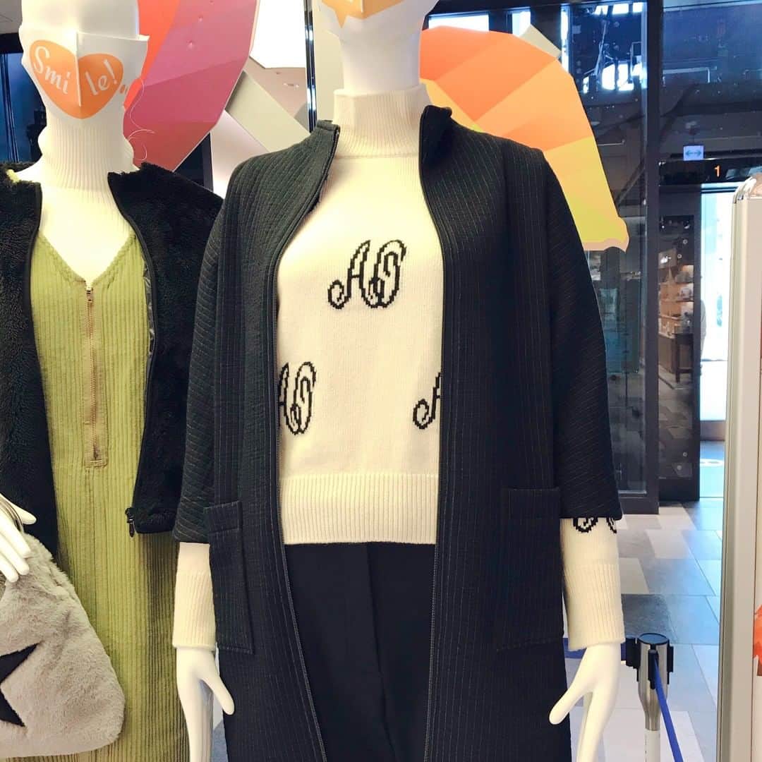 のインスタグラム：「. “アウターコレクション” お気に入りをみつける、 ならファのイチオシアウター . . 3F アンノ・ヌーボー . ✨ ジャケット　¥49,500 ✨ . ボトム　¥24,200 セーター　¥20,900 ※表示価格は税込価格です。 ※靴は3F fitfitの商品です🥾 . . ファスナー式のジャケットは使い勝手がよく、 合わせるものを選ばないので着回し力も抜群です❣️ 袖丈が短いため、トップスによってコーディネートの印象が変わります！ . . . #outer  #outerwear  #アウター #アウターコーデ  #ならファミリー #ならファ #narafamily #narafa #大和西大寺 #奈良 #autumn #shopping #fashion #おしゃれさんと繋がりたい  #アンノヌーボー #annonouveau  #ジャケット #ジャケットコーデ」
