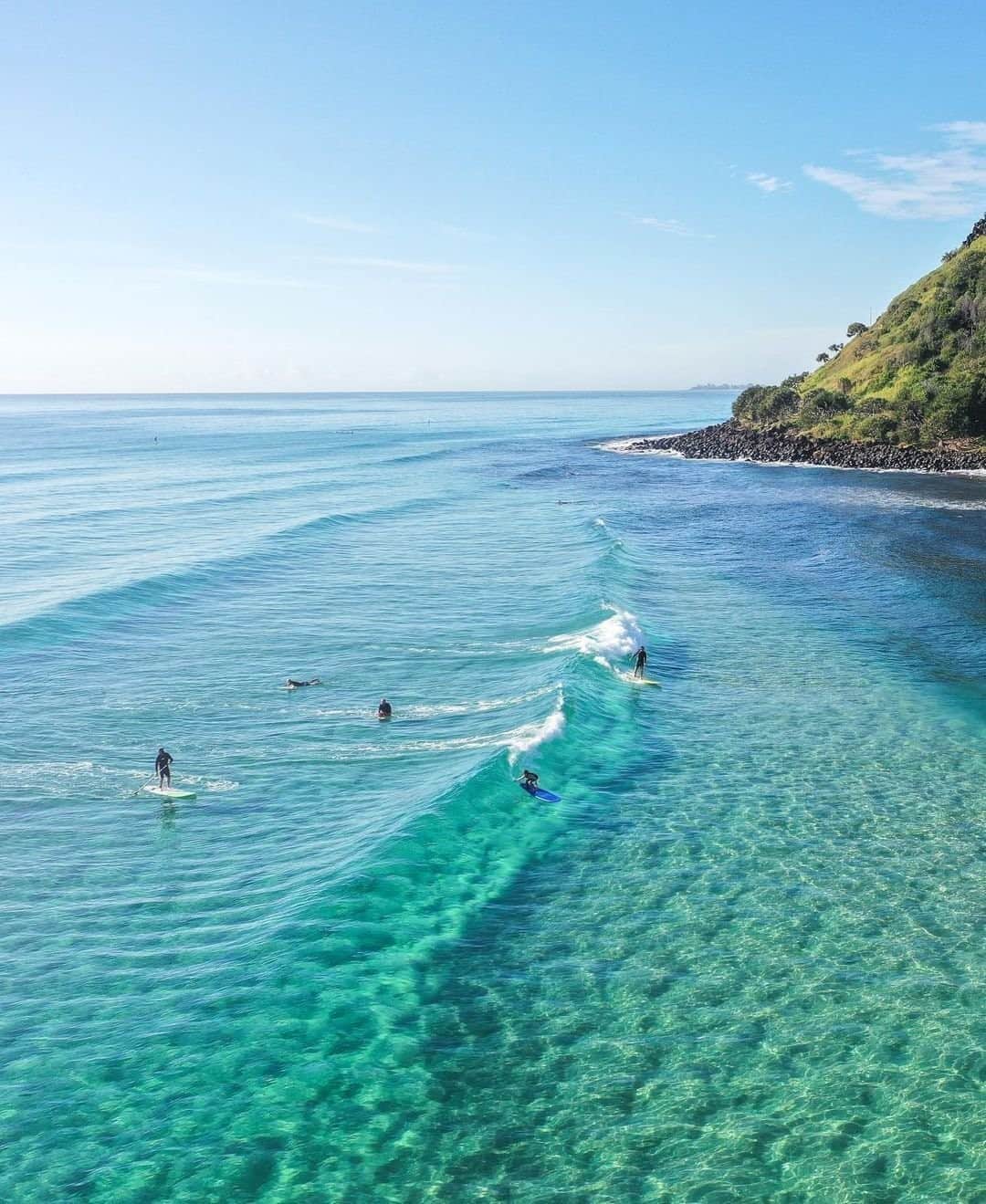 Australiaさんのインスタグラム写真 - (AustraliaInstagram)「Surfers just wanna have sun! 🌞🏄 @april.florence.reese perfectly captured the coastal vibes of beautiful #BurleighHeads in this shot. This popular part of @destinationgoldcoast is well-loved by both locals and visitors for good reason! With reliable swell, buzzing bars and cafes and a stunning neighbouring #NationalPark, this coastal town has all the right ingredients for a fabulous beach holiday. Find out all the must-do’s in this lovely part of @Queensland by clicking the link in our bio. #wearegoldcoast #thisisqueensland #SeeAustralia #holidayherethisyear」10月22日 19時00分 - australia