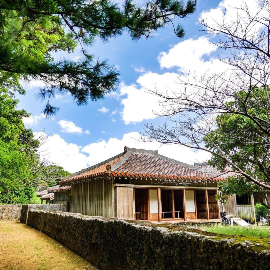Be.okinawaさんのインスタグラム写真 - (Be.okinawaInstagram)「Shikinaen Royal Garden, one of the World Heritage Sites, was a second residence for the Ryukyu royal family and also used for entertainment of envoys of the Chinese emperor. Ryukyu, Japanese and Chinese culture and beautiful nature blend together in this elegant garden. It takes a little less than an hour to make one lap even if you stroll slowly and is perfect for a walking course in the cool season.  📍: Shikinaen Royal Garden, Naha City  Hold on a little bit longer until the day we can welcome you! Experience the charm of Okinawa at home for now! #okinawaathome #staysafe  Tag your own photos from your past memories in Okinawa with #visitokinawa / #beokinawa to give us permission to repost!  #shikinaen #naha #識名園 #那覇 #那霸 #시키나엔 #나하 #culturalheritage #japan #travelgram #instatravel #okinawa #doyoutravel #japan_of_insta #passportready #japantrip #traveldestination #okinawajapan #okinawatrip #沖縄 #沖繩 #오키나와 #旅行 #여행 #打卡 #여행스타그램」10月22日 19時00分 - visitokinawajapan