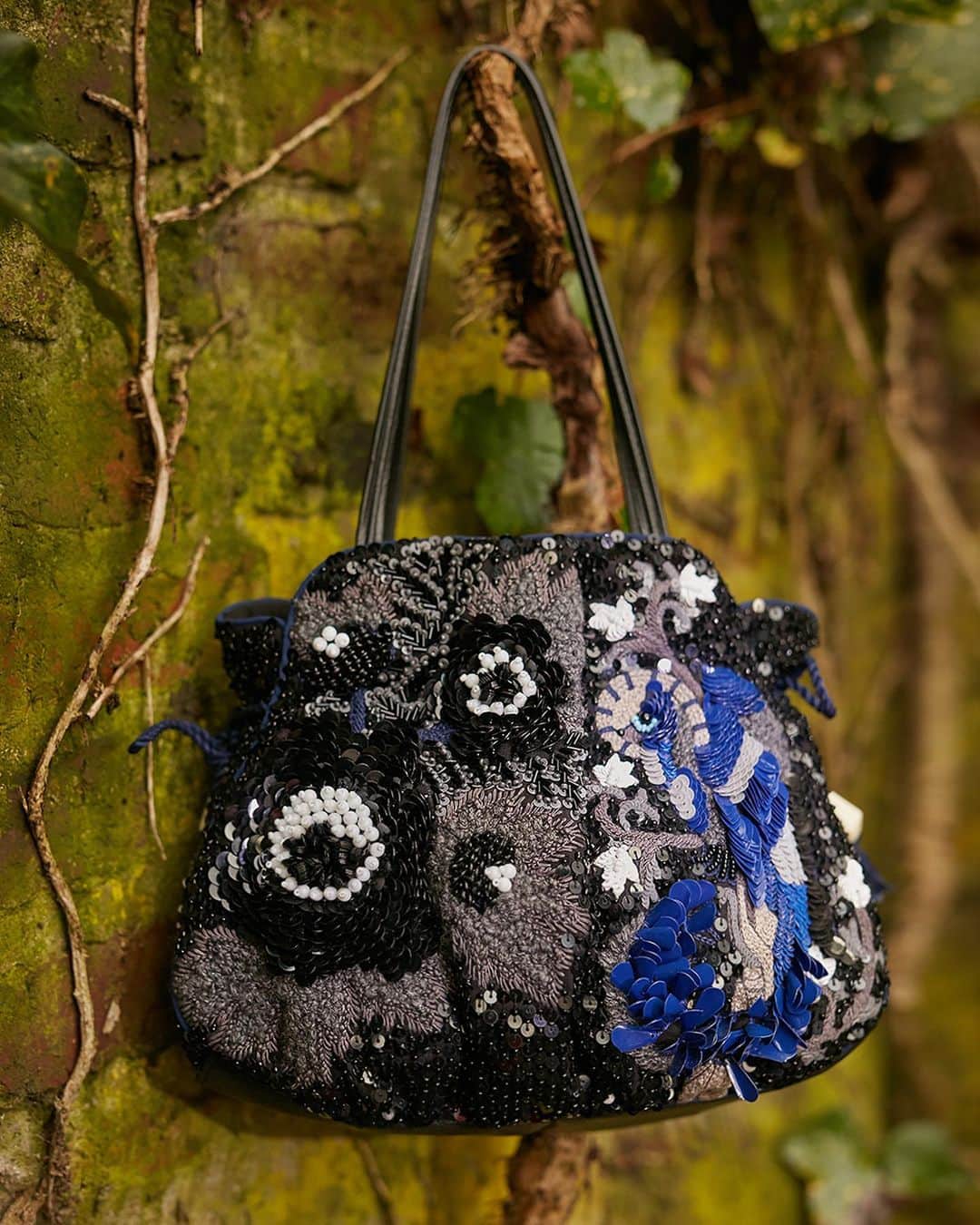 ジャマンピュエッシュのインスタグラム：「Astrid is an original and feminine bag featuring an incredible mix of embroidery techniques and textures」