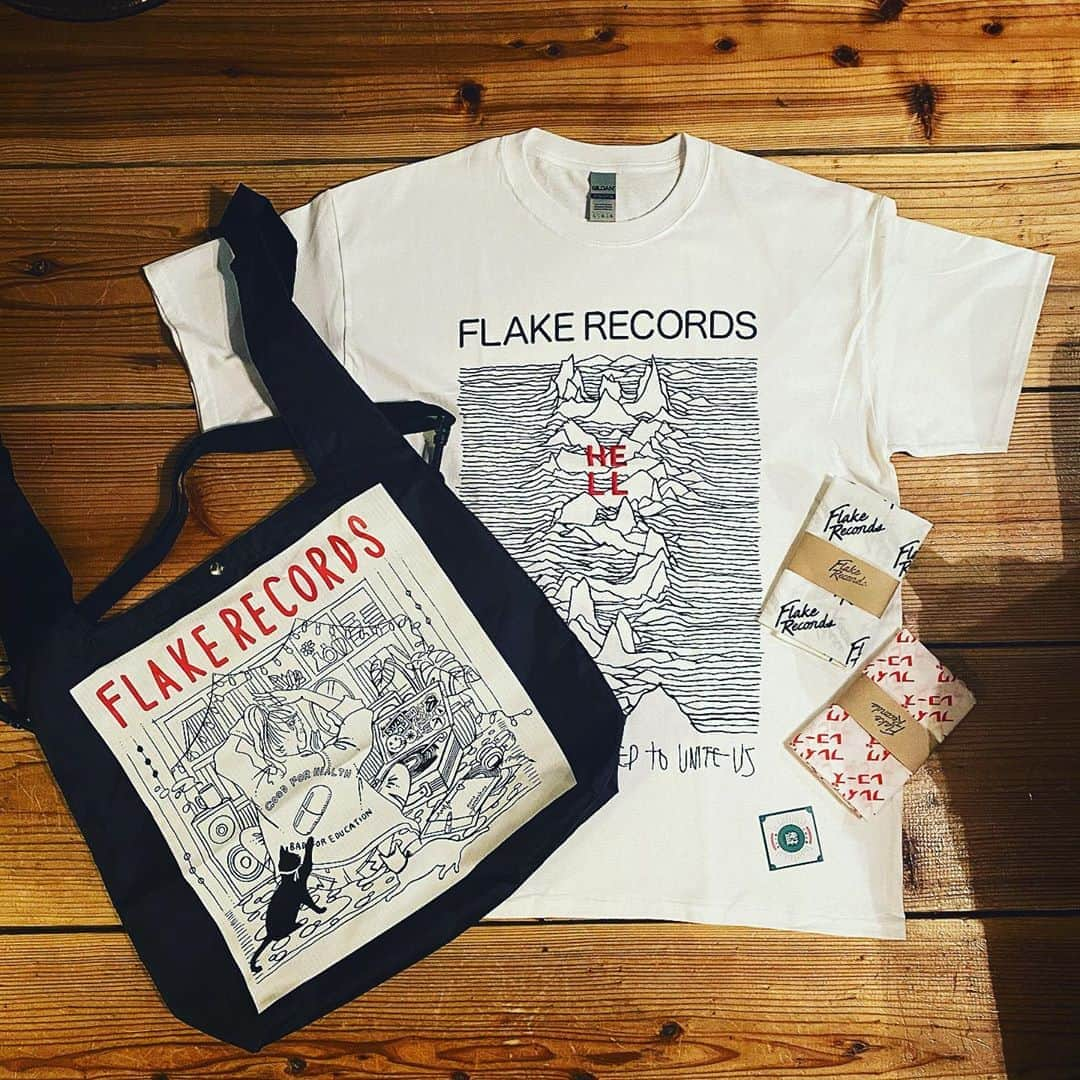 青木ロビンさんのインスタグラム写真 - (青木ロビンInstagram)「FLAKE RECORDSから届いた〜 Tシャツは子等に奪われそうだけど バックは絶対渡さない。  #flakerecords」10月22日 19時03分 - aokirobin