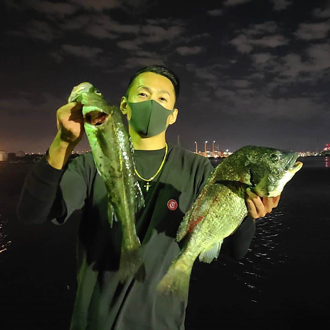 黒石高大さんのインスタグラム写真 - (黒石高大Instagram)「久しぶり大物 しかも大漁で最高な釣りでした 自然相手の遊びが大好き YouTubeに動画上げたんで ストーリーから飛んでチェックよろしくお願いします あっ この前のお魚さんクロサギでした ありがとうございます #釣り #海釣り」10月22日 19時03分 - kuroishi_takahiro