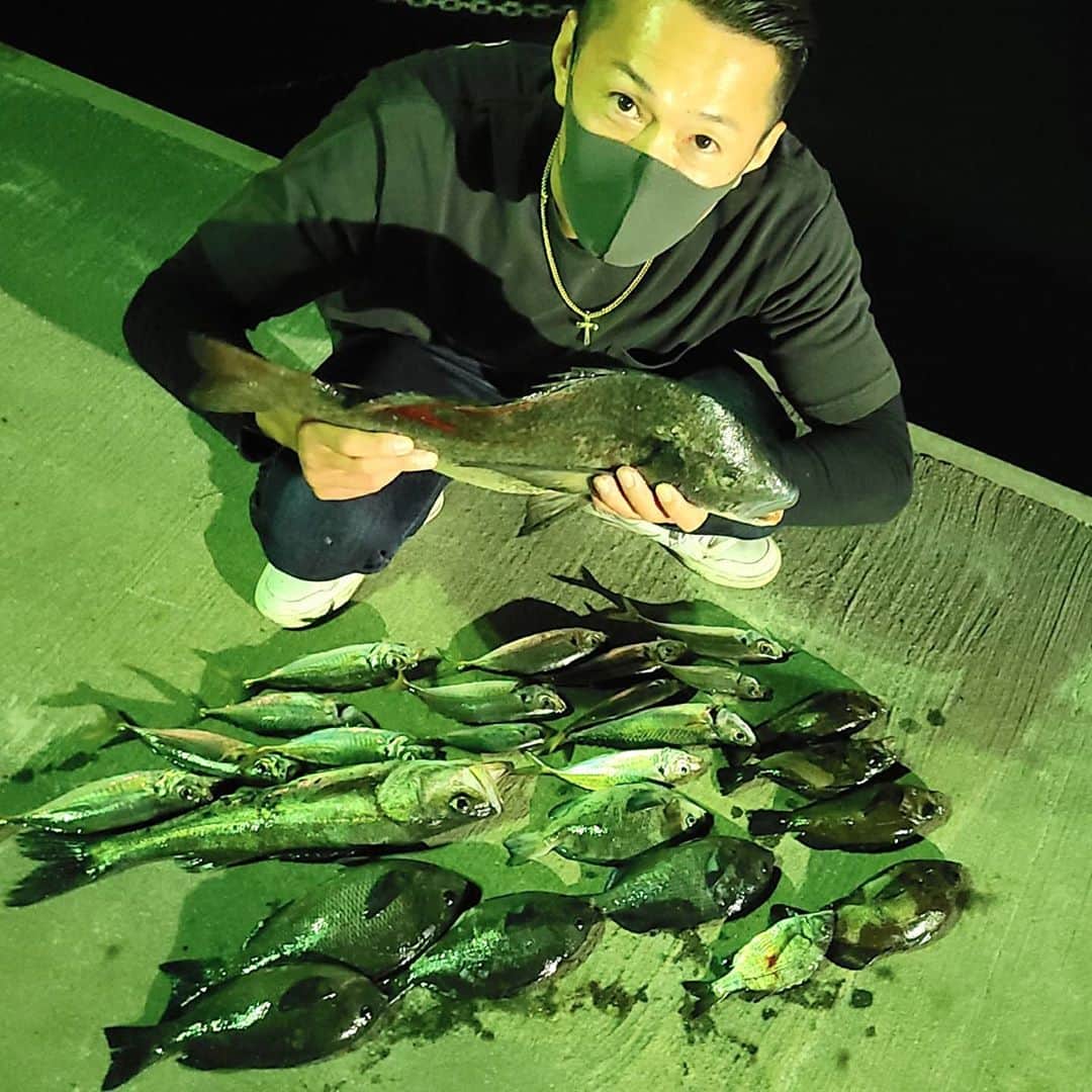 黒石高大さんのインスタグラム写真 - (黒石高大Instagram)「久しぶり大物 しかも大漁で最高な釣りでした 自然相手の遊びが大好き YouTubeに動画上げたんで ストーリーから飛んでチェックよろしくお願いします あっ この前のお魚さんクロサギでした ありがとうございます #釣り #海釣り」10月22日 19時03分 - kuroishi_takahiro