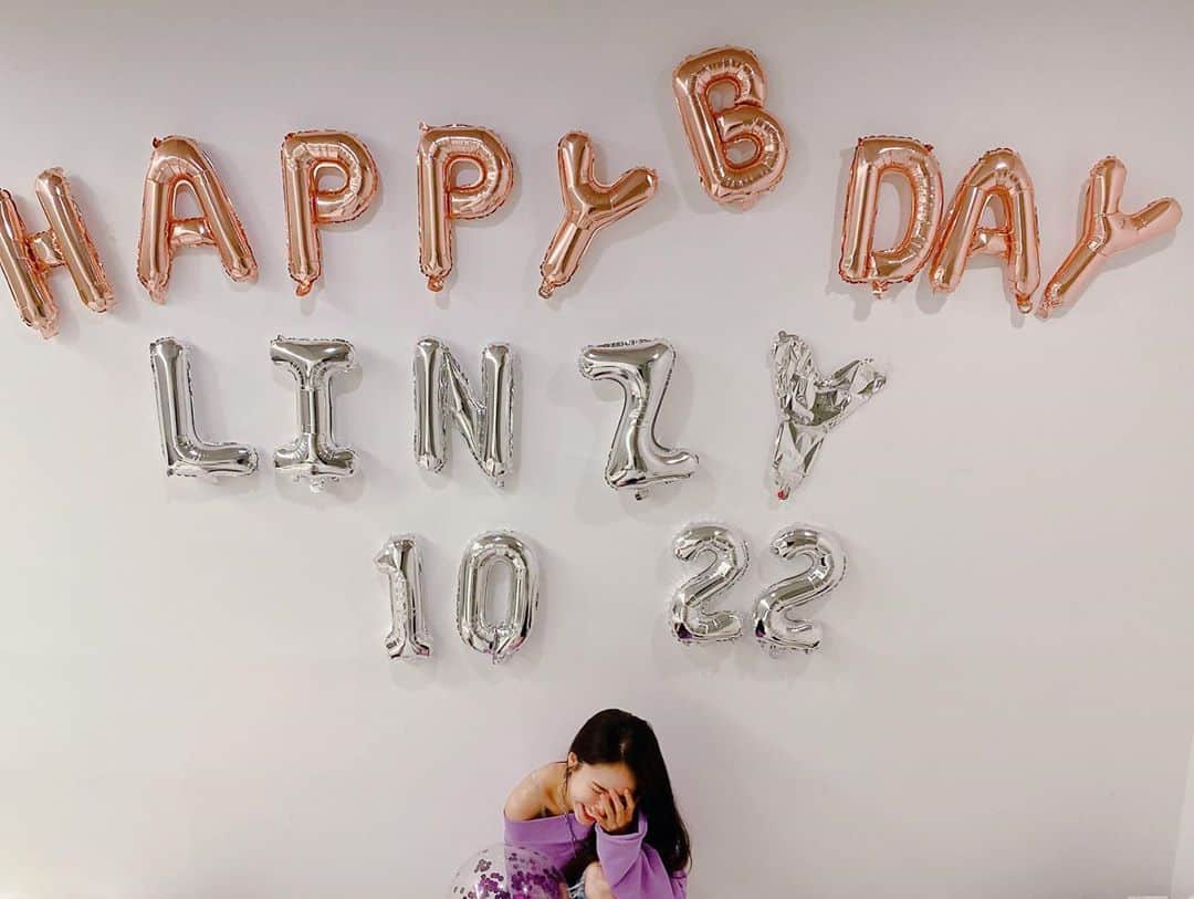リンジさんのインスタグラム写真 - (リンジInstagram)「😥😥네네..고맙습니다 ... ㅜㅜ❤️🤭 #고맙습니다#린지#happybirthday# 1022#베프랑함께👭」10月22日 19時03分 - linzy_minji