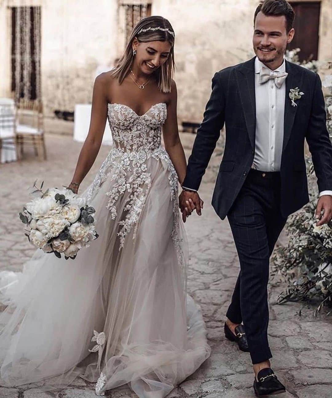 のインスタグラム：「Beautiful wedding ❤️ . . . . Dress: Galia Lahav Bride: @Aylin_koenig Planner: @mallorca_boutique_weddings Floral: @florist_mallorca_brigitta Photo: @tali__photography  . . . . .  #dress  #vestido #weddingdecor #decoracaocasamento  #wedding #bride #bridetobe #noiva  #vestidodenoiva #weddingdress #weddinggown  #casamento #honeymoon #luademel #destinationwedding #weddingideasbrides」