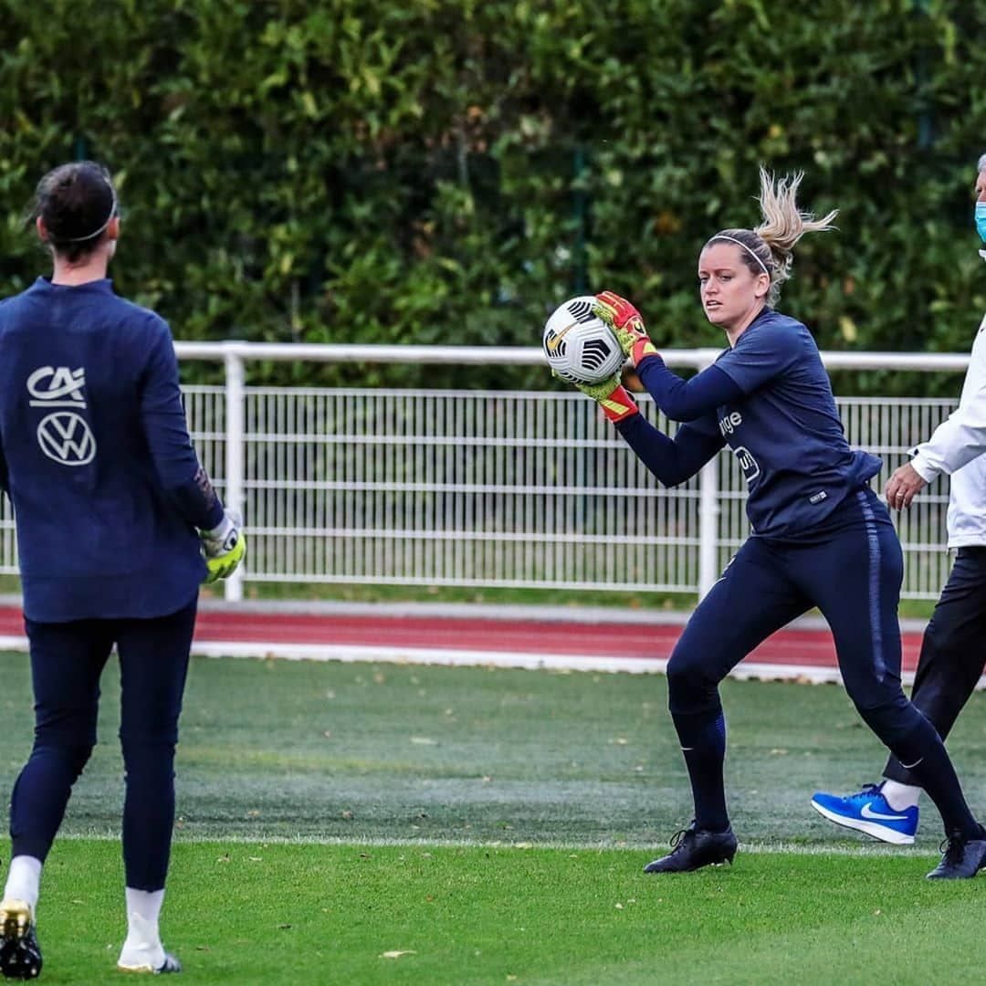 サッカー フランス代表チームさんのインスタグラム写真 - (サッカー フランス代表チームInstagram)「Séance du jour à Clairefontaine 📍 #FiersdetreBleues - Training in Clairefontaine 📍」10月22日 19時04分 - equipedefrance