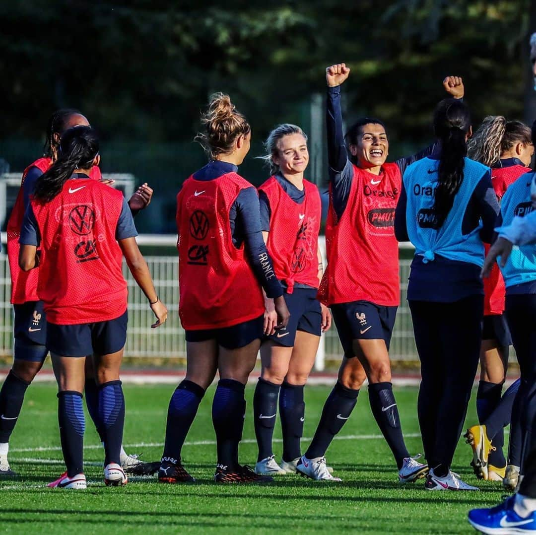 サッカー フランス代表チームさんのインスタグラム写真 - (サッカー フランス代表チームInstagram)「Séance du jour à Clairefontaine 📍 #FiersdetreBleues - Training in Clairefontaine 📍」10月22日 19時04分 - equipedefrance