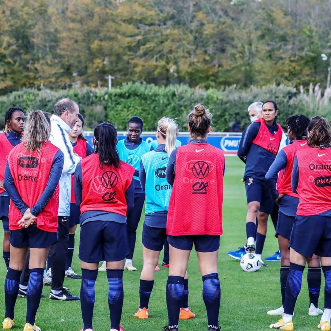 サッカー フランス代表チームさんのインスタグラム写真 - (サッカー フランス代表チームInstagram)「Séance du jour à Clairefontaine 📍 #FiersdetreBleues - Training in Clairefontaine 📍」10月22日 19時04分 - equipedefrance