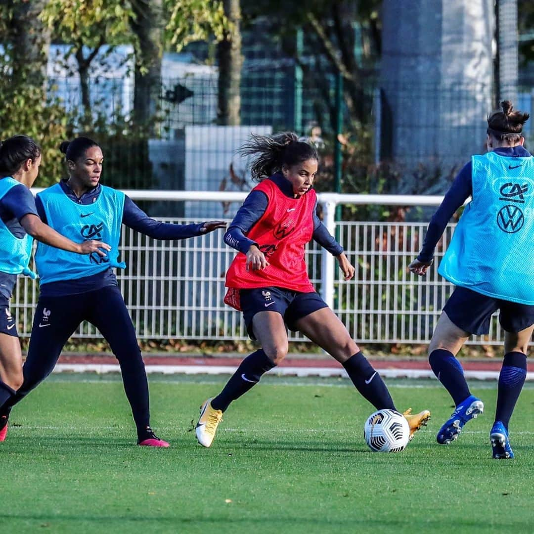 サッカー フランス代表チームさんのインスタグラム写真 - (サッカー フランス代表チームInstagram)「Séance du jour à Clairefontaine 📍 #FiersdetreBleues - Training in Clairefontaine 📍」10月22日 19時04分 - equipedefrance