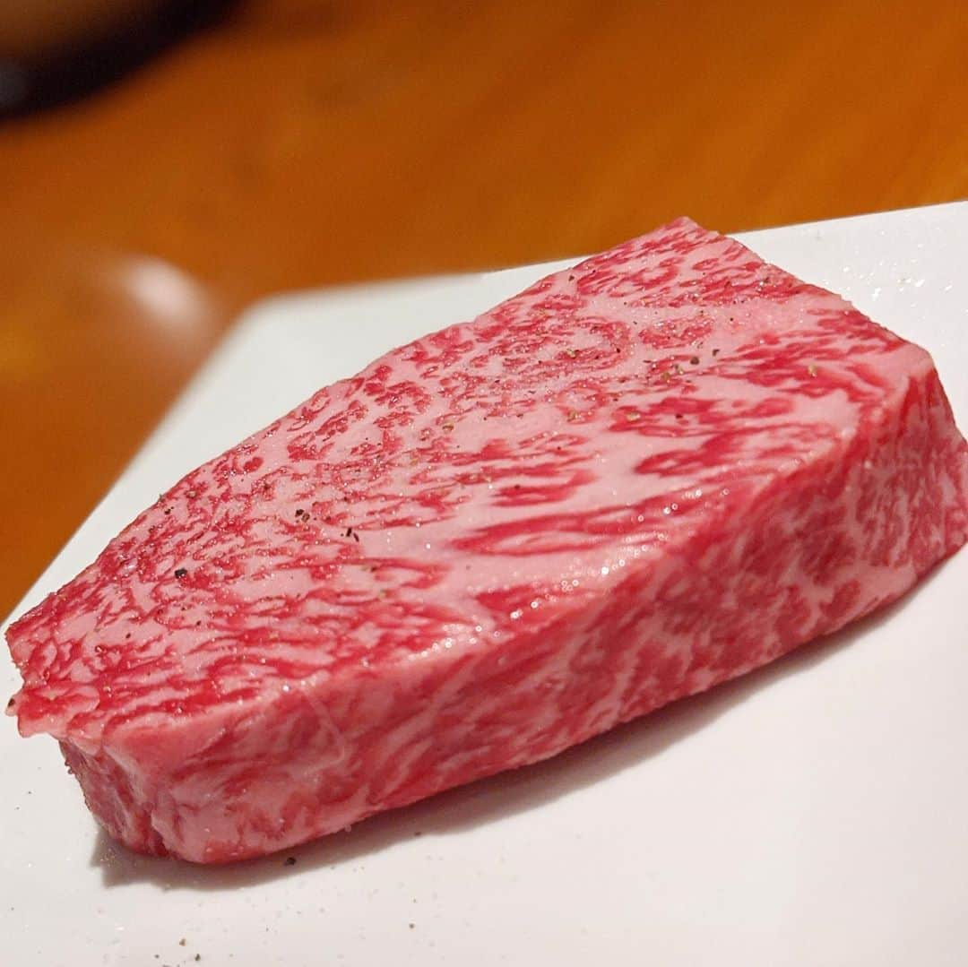 大見さなえさんのインスタグラム写真 - (大見さなえInstagram)「黒毛和牛Ａ-５のお肉がリーズナブルに食べられる焼肉屋さん☺️🥩﻿ 池袋『#黒5本店 』①﻿ ﻿ 池袋西口にある本店の他に東口 歌舞伎町、沖縄にもあるよ🐥﻿ ﻿ 食べるべき1品は﻿ 男上カルビ😍🥩1900円﻿ リブロースの芯の部分を贅沢に✨﻿ お肉は塊のまま焼いてから少し寝かせることによって﻿ より旨味を引き立ってた🥺﻿ ﻿ 薬味はヒマラヤ岩塩やトリュフ塩のお塩でシンプルに🧂﻿ 店員さんが丁寧に焼いてくださるから安心✨﻿ 周りカリッと中ジューシーやった🤤🥩﻿ ﻿ 他にも低温調理したローストビーフのユッケ 1250円﻿ しっとりとした味わいで濃いめのタレがお酒進む🤤✨﻿ ﻿ 池袋で良質なお肉を食べたいって時に🙆‍♀️﻿ ﻿ ーーーーーーーーーーーーーーーーー﻿ ﻿ 住所﻿ 東京都豊島区池袋2-46-3 シーマビル 1Ｆ﻿ 池袋北口より、徒歩6分﻿ ☎︎050-5457-5677 予約可﻿ 予算 5000円〜7000円 ﻿ 営業時間﻿ 17:00〜24:00(LO23:00)﻿ 日曜営業﻿ 定休日　無休﻿ ﻿ #焼肉キッチンスタジアム黒5 #焼肉 #池袋グルメ﻿ #リブ芯 #リブロース #男上カルビ﻿ #肉テロ #飯テロ」10月22日 19時08分 - tabe_megumi