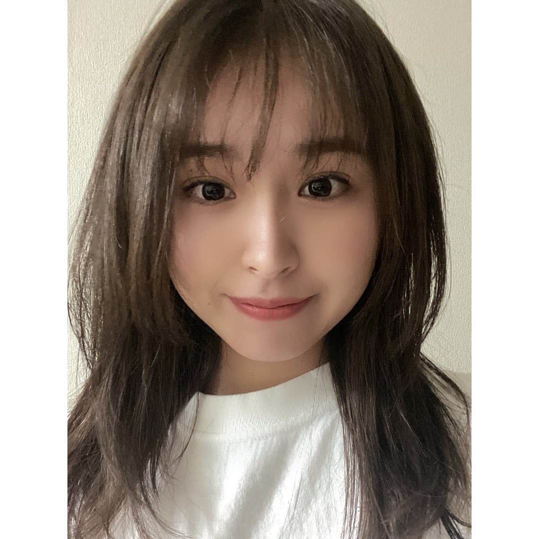 脇田もなりのインスタグラム：「少し気分転換に前髪薄く作ってみた💇‍♀️✨ 久しぶりで慣れません笑  #hair #前髪 #singer #ミディアム #イメチェン」