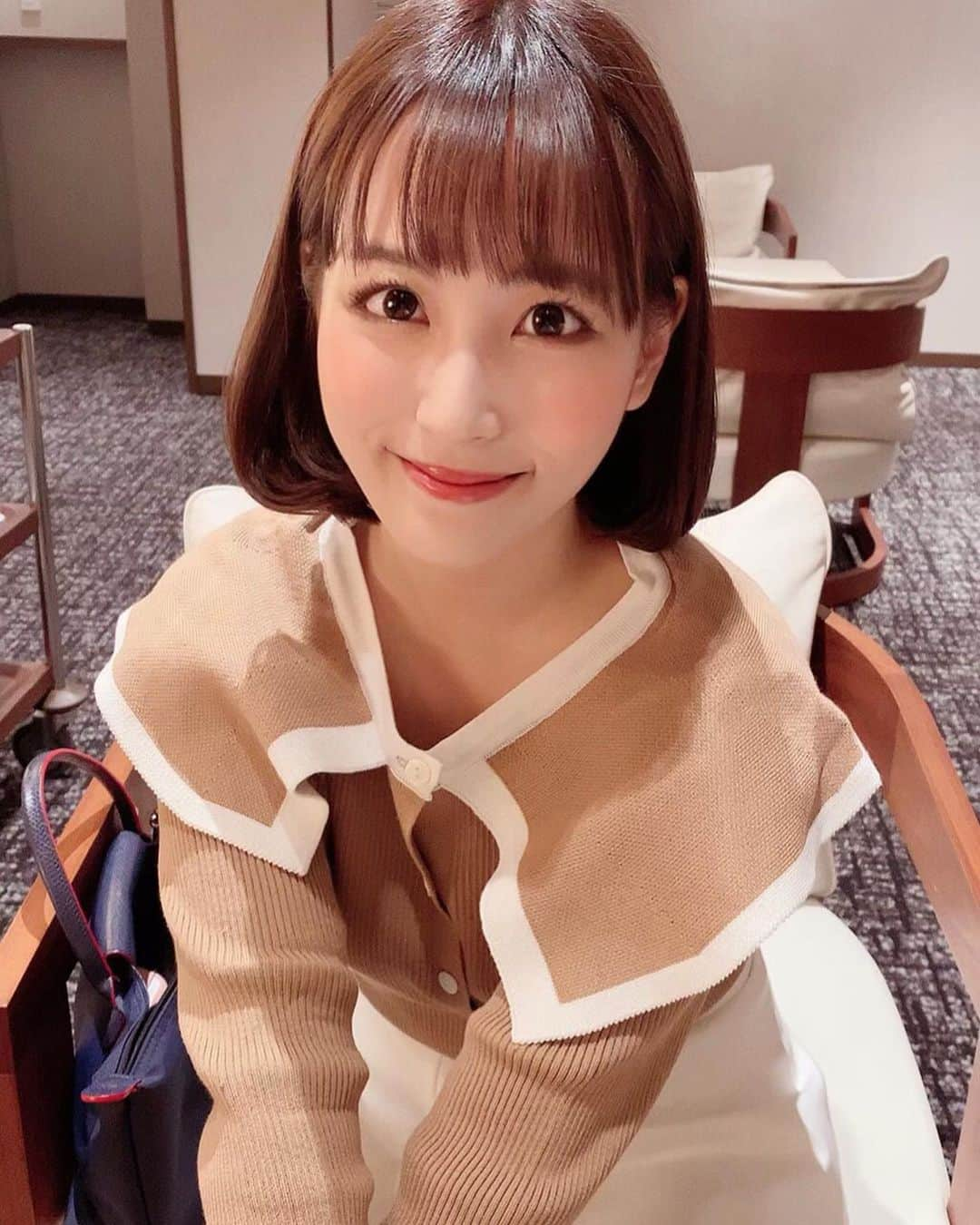 森田真理華さんのインスタグラム写真 - (森田真理華Instagram)「先日姉とお買い物に行きました👗 休憩室で休んでる時の写真です🤣寒くなってきたからたくさん冬服が欲しいな〜皆さんも風邪をひかないように気をつけてください🌈. . #お買い物#姉妹」10月22日 19時15分 - marika__morita