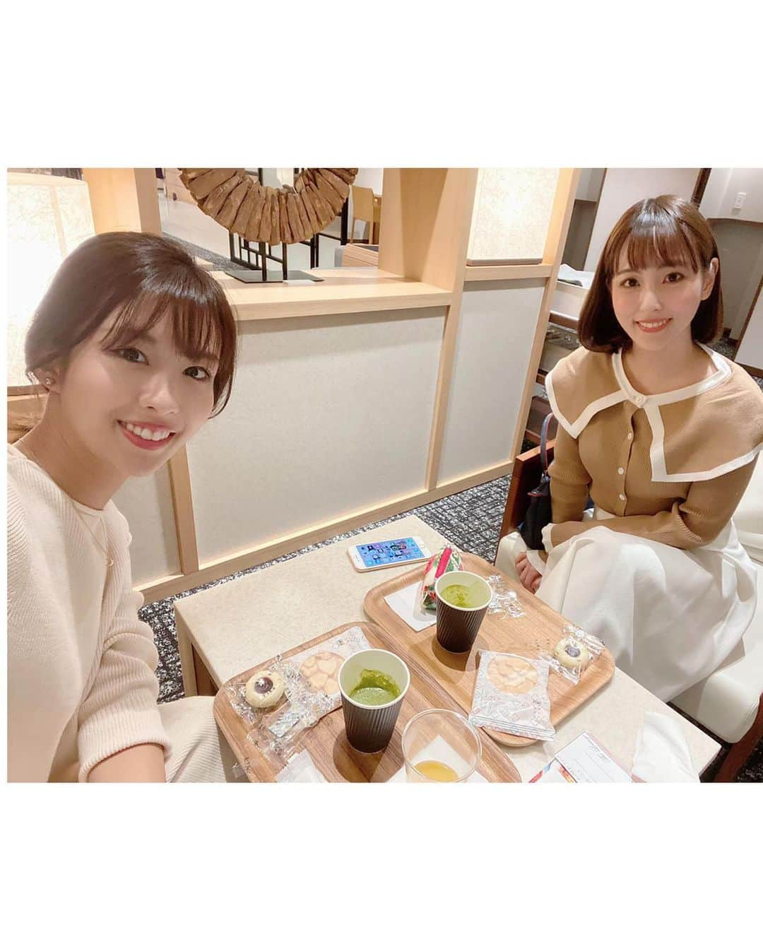 森田真理華さんのインスタグラム写真 - (森田真理華Instagram)「先日姉とお買い物に行きました👗 休憩室で休んでる時の写真です🤣寒くなってきたからたくさん冬服が欲しいな〜皆さんも風邪をひかないように気をつけてください🌈. . #お買い物#姉妹」10月22日 19時15分 - marika__morita