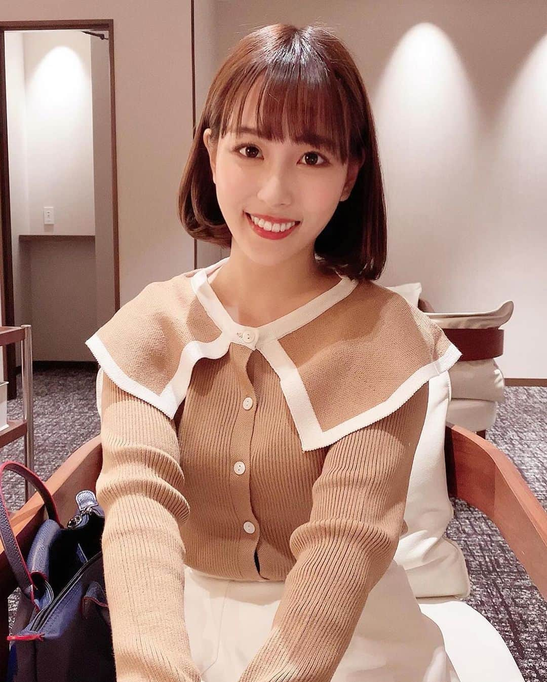 森田真理華さんのインスタグラム写真 - (森田真理華Instagram)「先日姉とお買い物に行きました👗 休憩室で休んでる時の写真です🤣寒くなってきたからたくさん冬服が欲しいな〜皆さんも風邪をひかないように気をつけてください🌈. . #お買い物#姉妹」10月22日 19時15分 - marika__morita