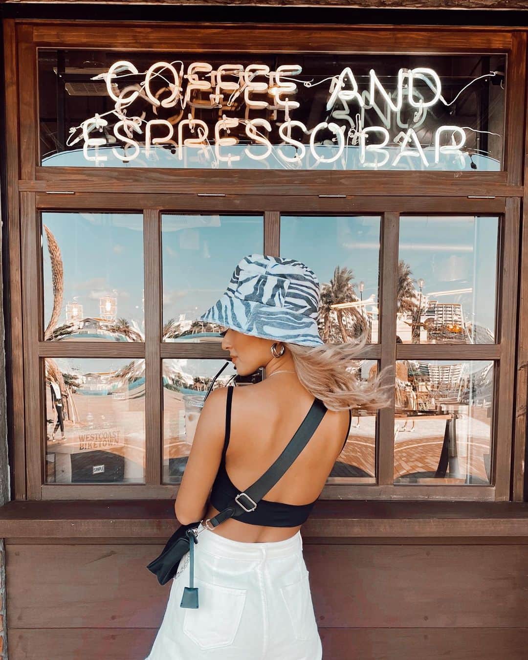 のインスタグラム：「. アメリカンビレッジあるお洒落なcoffee屋さん☕️🤍 それにしても焼けた👱🏾‍♀️🌺 tops: @mirror.me_official  bag: @beep_ss  . #zhybagocoffeeworks#okinawa#okinawajapan#beach#beachlife#沖縄#沖縄旅行#国内旅行#お洒落カフェ#沖縄カフェ#genic_mag#genic_okinawa#タビジョ#ファッション#コーデ#fashion#code#ファッション#コーデ#ビーチファッション#カジュアルコーデ#プチプラコーデ#海外ファッション#外国人風#外国人風コーデ#ハイトーンカラー#外国人風カラー」