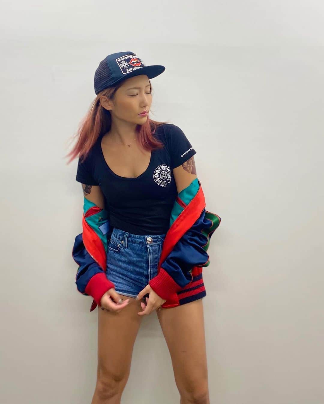 緒方友莉奈さんのインスタグラム写真 - (緒方友莉奈Instagram)「タトゥーシールが似合いすぎる🤣🤣🤣  YouTube撮影でやばい格好したけどさ、 歌舞伎町歩いていたら「こわ。」と言われました🤣🤣🤣  #gucci #chromehearts   緒方ポーズ歌舞伎町  #今日のコーデ  #ファッション   #picture  #flowers  #instaart #beautiful #instagood #masterpiece #creative #photooftheday #ファッション好きな人と繋がりたい #インスタ映え  #海外ファッション #fashion   #肉体美  #腹筋女子   #fitnessmotivation  #fitness #fitnessgirl  #筋トレ女子   #高身長女子   #f4f  #f4follow   #腹筋女子   #漂亮  #ハイライト  #お洒落さんと繋がりたい  #美脚美人  #秋コーデ」10月22日 19時16分 - ogatayurina