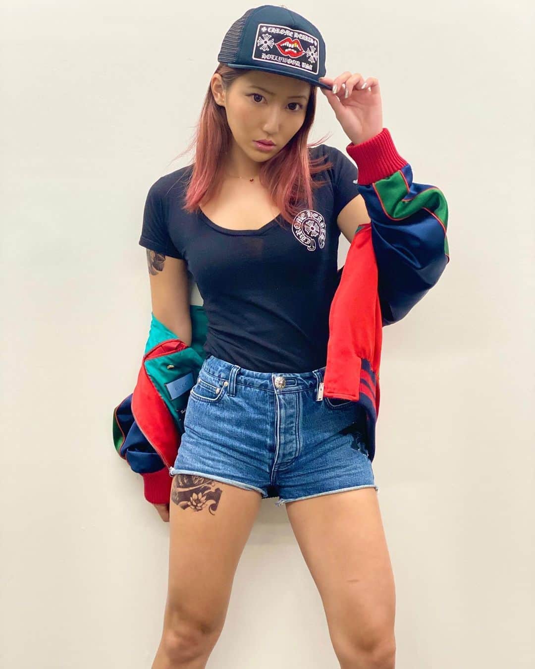 のインスタグラム：「タトゥーシールが似合いすぎる🤣🤣🤣  YouTube撮影でやばい格好したけどさ、 歌舞伎町歩いていたら「こわ。」と言われました🤣🤣🤣  #gucci #chromehearts   緒方ポーズ歌舞伎町  #今日のコーデ  #ファッション   #picture  #flowers  #instaart #beautiful #instagood #masterpiece #creative #photooftheday #ファッション好きな人と繋がりたい #インスタ映え  #海外ファッション #fashion   #肉体美  #腹筋女子   #fitnessmotivation  #fitness #fitnessgirl  #筋トレ女子   #高身長女子   #f4f  #f4follow   #腹筋女子   #漂亮  #ハイライト  #お洒落さんと繋がりたい  #美脚美人  #秋コーデ」