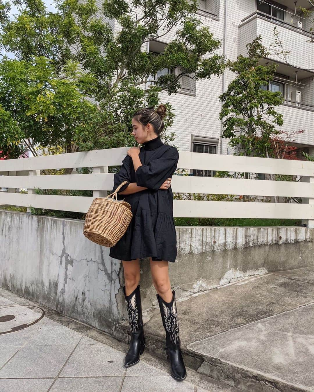 Rika Vanessaさんのインスタグラム写真 - (Rika VanessaInstagram)「今日の洋服🐄🌿 ・ 届いたばかりの @ungrid_official の ブーツ👢を 履きたくて！ ・ 黒のウエスタンブーツ、 すごく新鮮✨ これ形いいなあー ・ ほか何と合わせようか 考え中🤔💭楽しみ！ ・ ・ 仕事の合間の友達とのランチも サーフィンも至福の時間…❤️ またみんなで旅行したいなあ💭 ・ ・ "無論結婚は”struggle”だ。 " ・ ー 歌（いくつもの週末）」10月22日 19時17分 - rikavanessa._