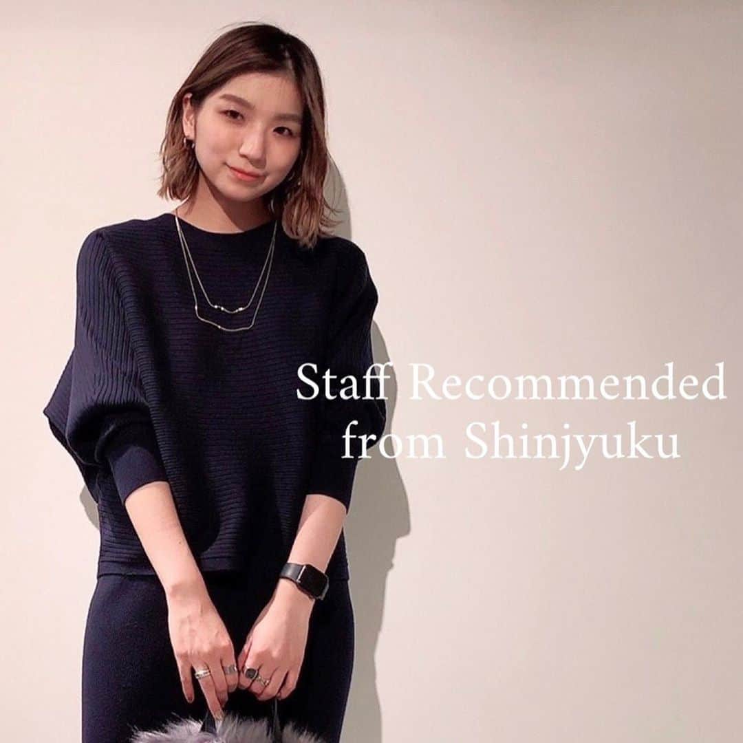 のインスタグラム：「【スタッフ注目のおすすめアイテムをご紹介】 “着回し力抜群！コーデの幅が広がるニットジャンパースカートセットアップ“ リブ編みのトップスとジャンパースカートのセットアップは、単品使いもできる便利な一着。 着心地もコーデも楽に決まる「ニットセットアップ」でこの秋のおしゃれを楽しみませんか？   Shoko着用(162cm) Style1 ◇ニットジャンパースカートセットアップ（ネイビー・Sサイズ） 120410008　¥13,000+税   ◇フェイクファーショルダーバッグ (ミドルグレー) 120450203　¥6,990+税   ◇はたラクシューズショートブーツ (ブラック) 120450301　¥9,990+税   Style2 ◇ニットジャンパースカートセットアップ（ネイビー・Sサイズ） 120410008　¥13,000+税 ※トップスのみ着用   ◇ウールブレンドウォームリザーブパンツ（シャーベットグリーン・XSサイズ） 120406013　¥9,990+税   ◇アセチメタルワントップチェーンロングネックレス（シルバー） 120350025　¥2,990+税   ◇はたラクシューズフラットシューズ (シルバー) 120150303　¥7,990+税   Style3 ◇ニットジャンパースカートセットアップ（ネイビー・Sサイズ） 120410008　¥13,000+税 ※ジャンパースカートのみ着用   ◇ウォッシャブルウールボトルネックリブニット（クリーム・Mサイズ） 120401012　¥6,990+税   ◇【PLST限定】SHA チェックマフラー (ブラウン×ブルー) 130460002　¥15,000+税   ◇Wフープフェイクパールロングネックレス (シルバー) 120350016　¥2,990+税   ◇はたラクシューズニットコンビショートブーツ (ブラック) 120450300　¥9,990+税   ※全て通常販売価格になります。   #PLST#プラステ#プラステ新宿#旗艦店#ニットセットアップ#ニットポンチョ#ニットワンピース #着回しコーデ」